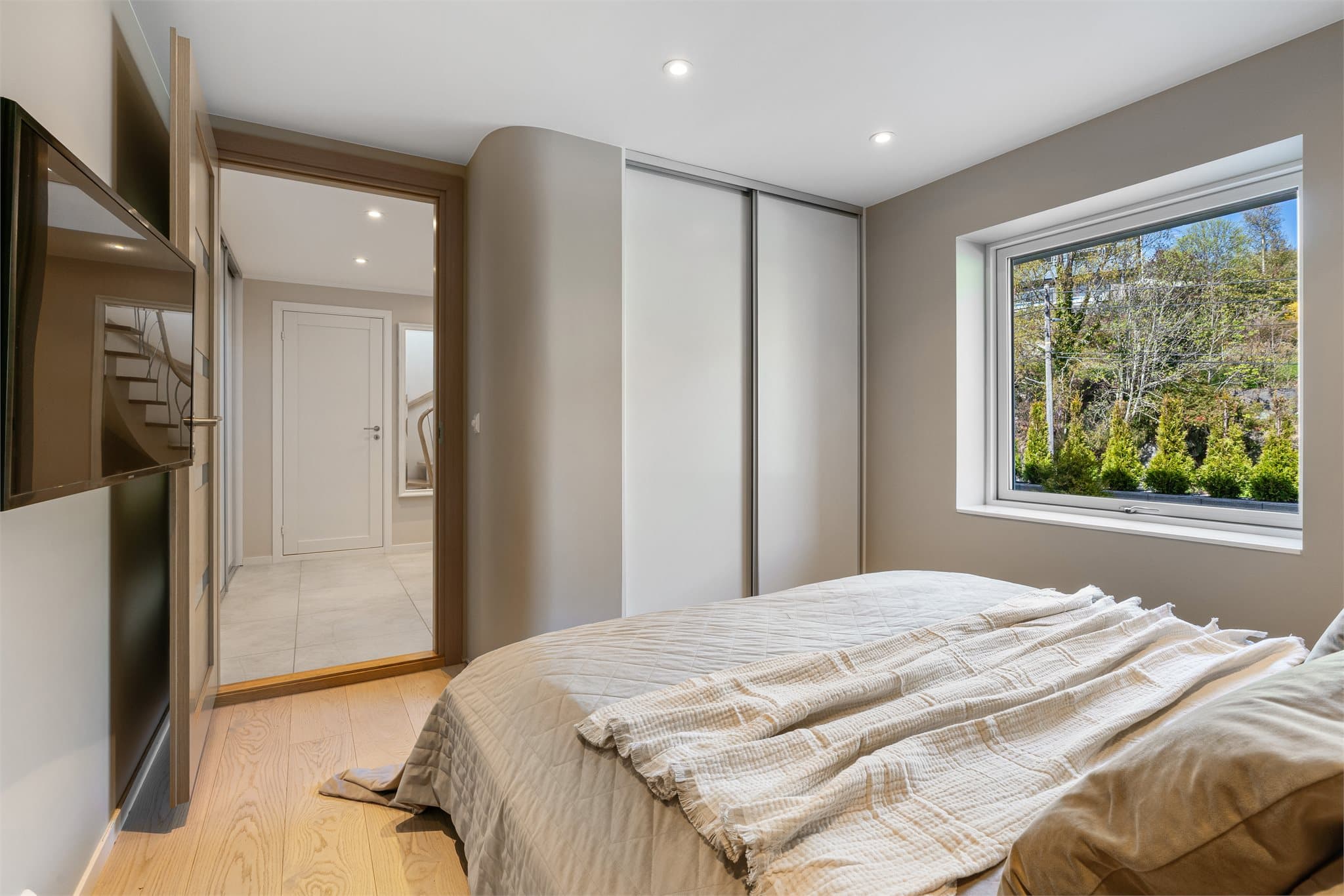 - Godt med lagringsplass i innebygget skyvedørsgarderobe -
