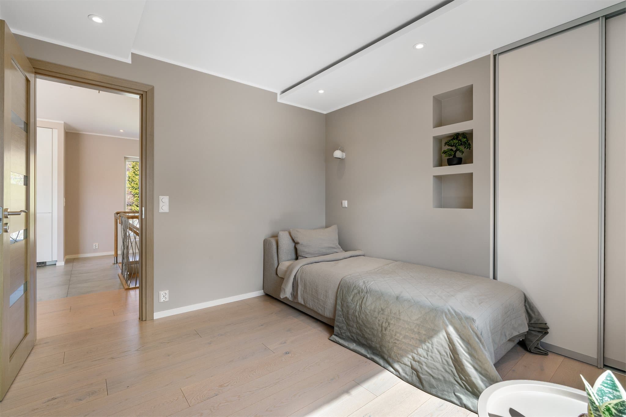 - Disse måler hhv. 10,8m², 9,9m² og 8,1m² -