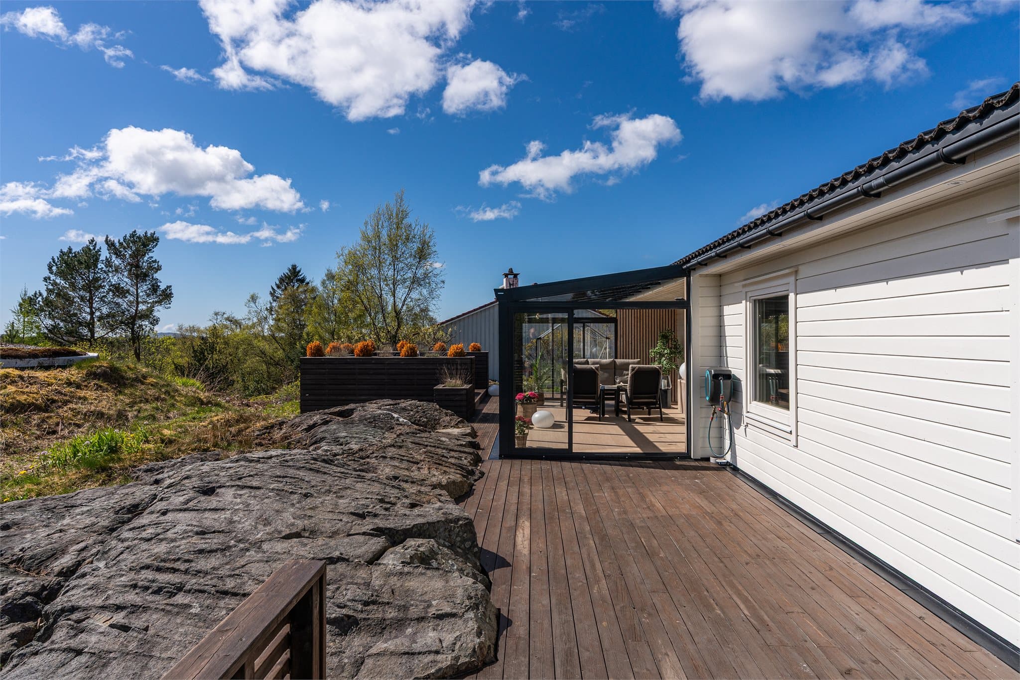 - Boligen har et totalt terrasseareal på 115m² med plass til ønsket møblement i ulike soner -