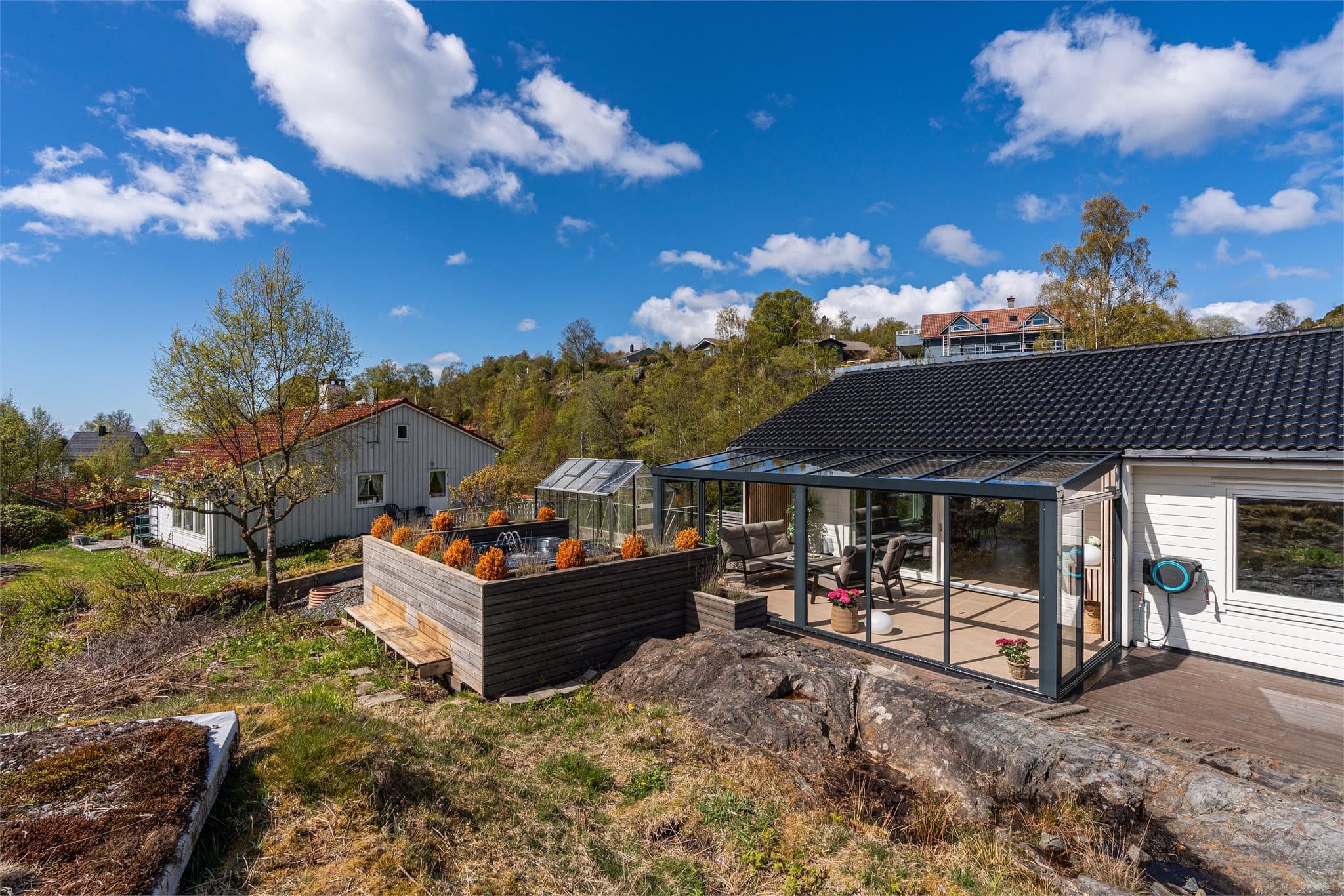 - Boligen har ettertraktede kvaliteter som egen utleiedel, store uteområder, balansert ventilasjon, jacuzzi og vinterhage -