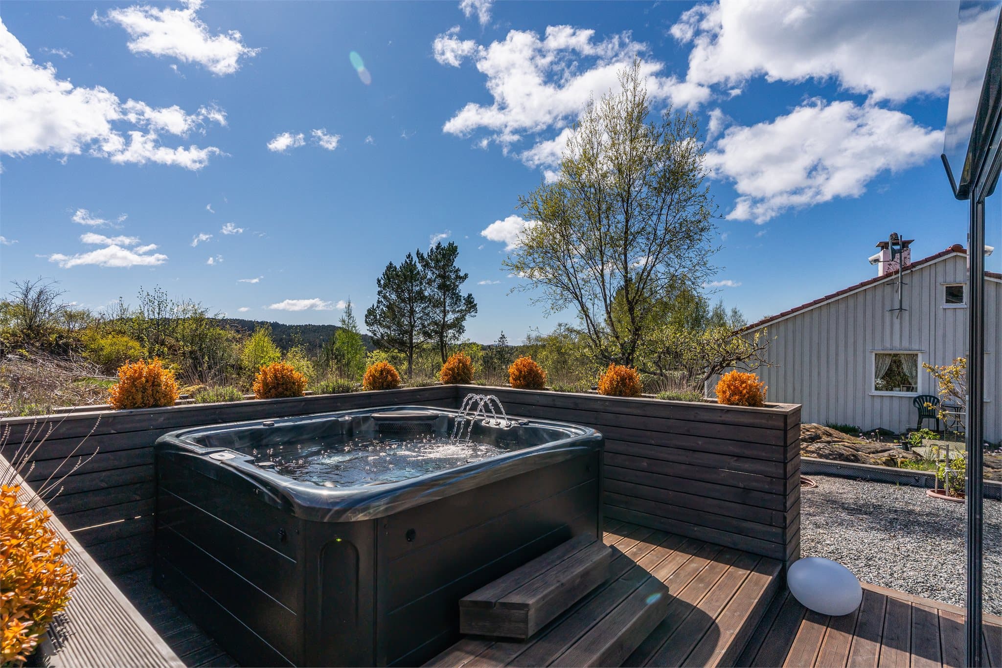 - Nyt varme og solfylte sommerdager i denne lekre jacuzzien -