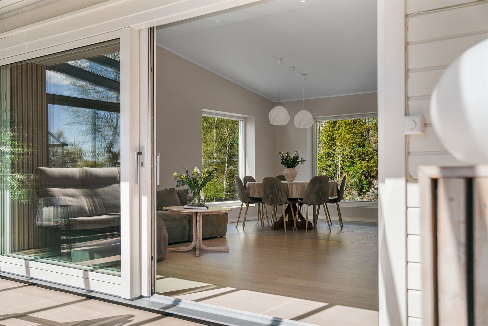 - Vi beveger oss inn i boligens hoveddel som har et BRA-i på 122m² -