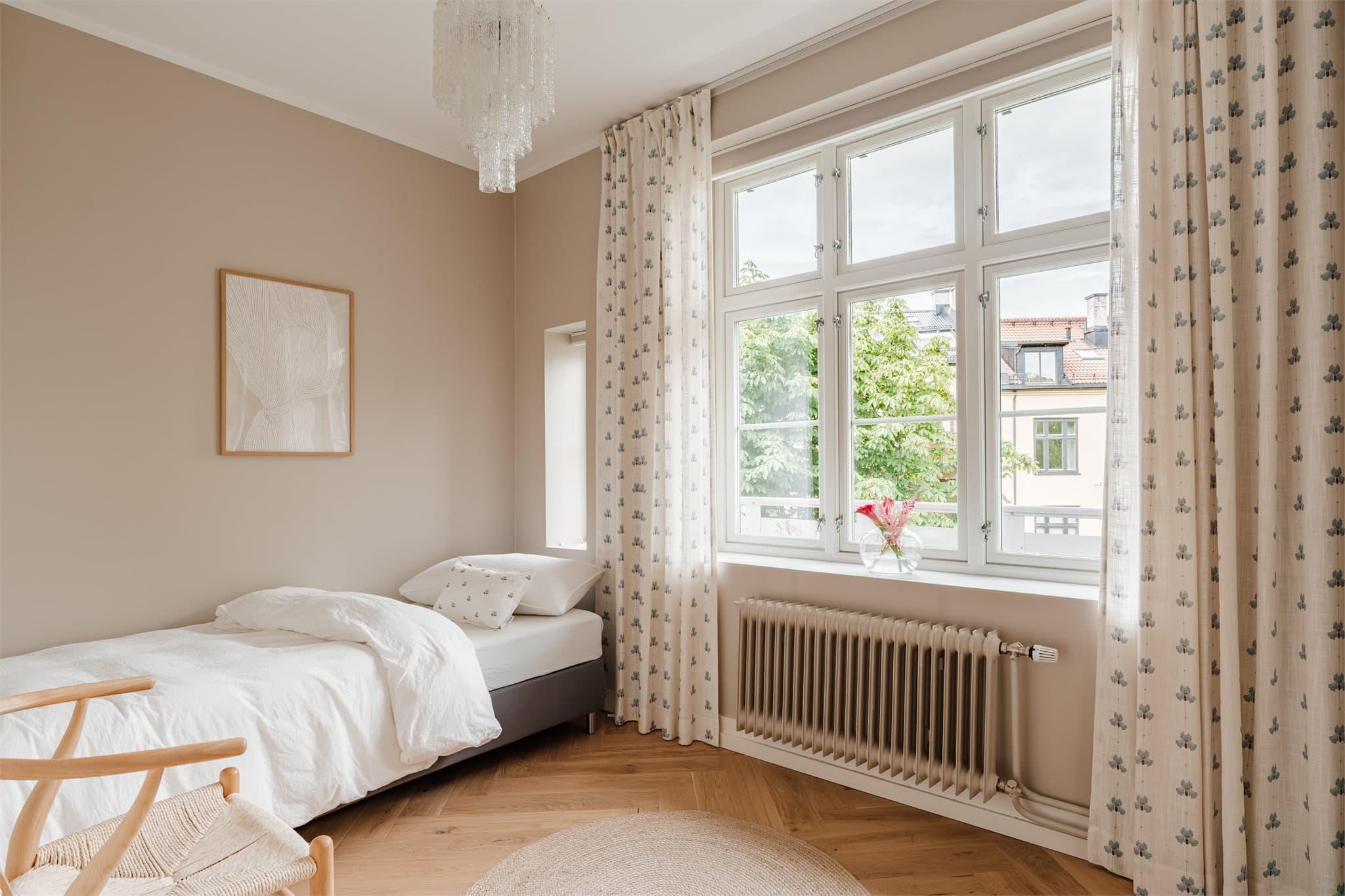 Det andre soverommet vender inn mot den rolige bakgården og har god plass til ønsket seng og møblering.