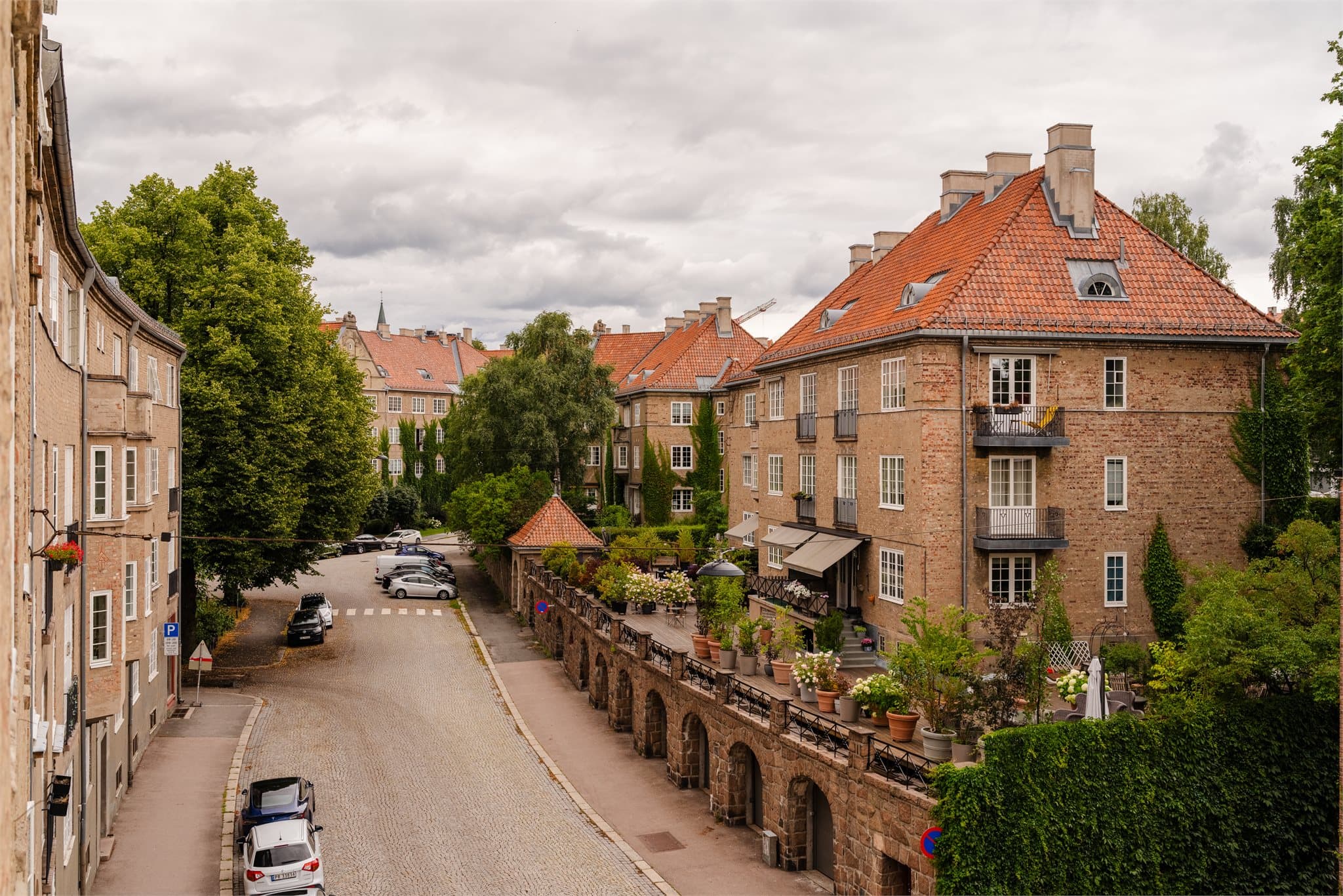 Her bor du i en av Fagerborgs mest attraktive gater på Jessenløkken med lite trafikk, flott arkitektur og idylliske grøntområder. (Utsikt fra stuen)