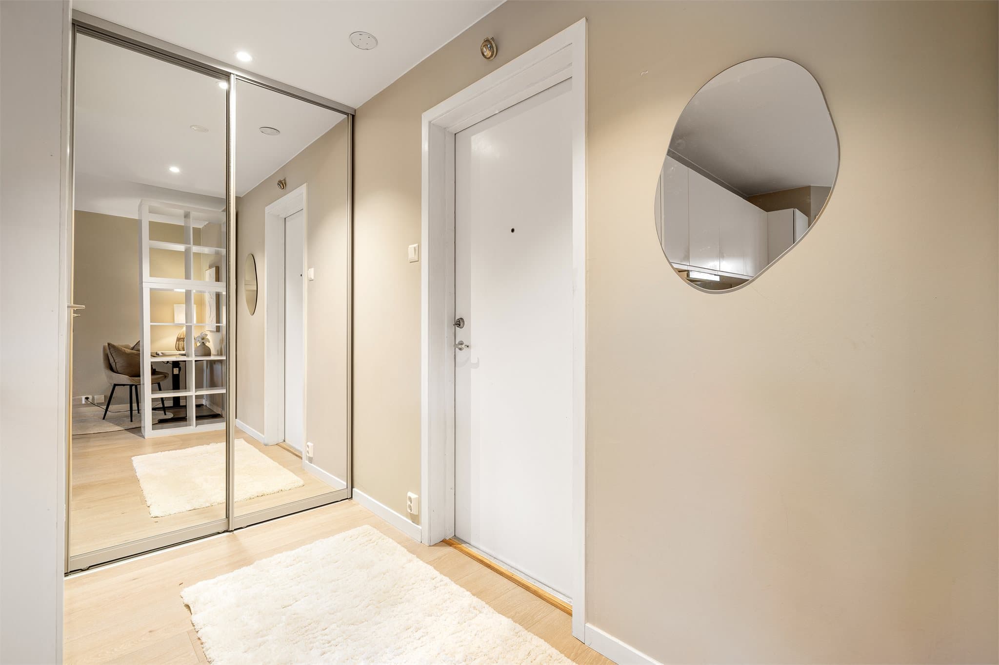 I entréen er det en integrert skyvedørsgarderobe som gir godt med oppbevaringsplass. Leiligheten disponerer også to boder, hvorav den ene ligger i gangen utenfor leiligheten.