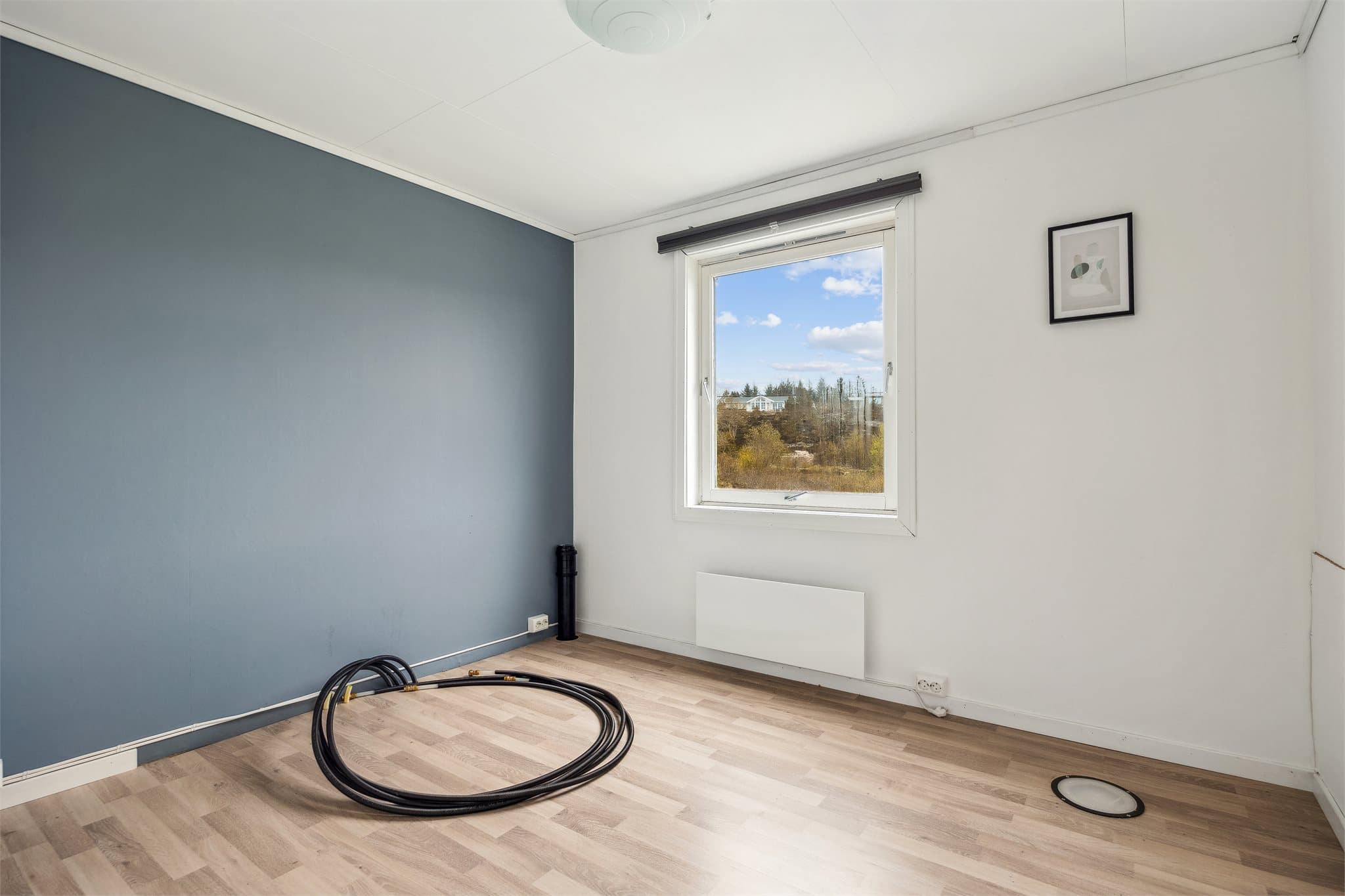 Det ene rommet er klargjort for etablering av bad med plass for vask og tørk i andre etasje
