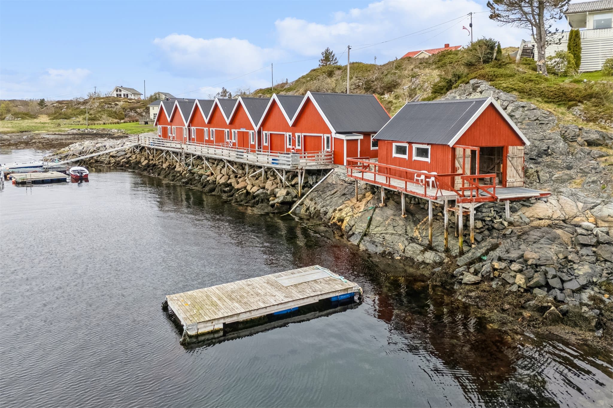 Eget naust og flytebrygge gir deg en sjelden og ettertraktet nærhet til sjøen, med umiddelbar tilgang til båtliv og rekreasjon.