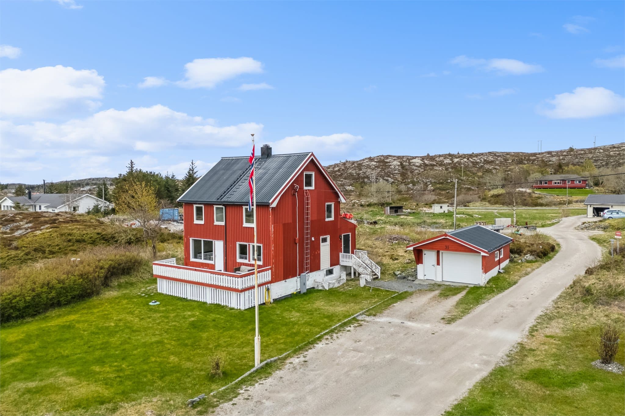 Eneboligen strekker seg over fire plan og inneholder fem soverom, en romslig stue samt en stor altan.