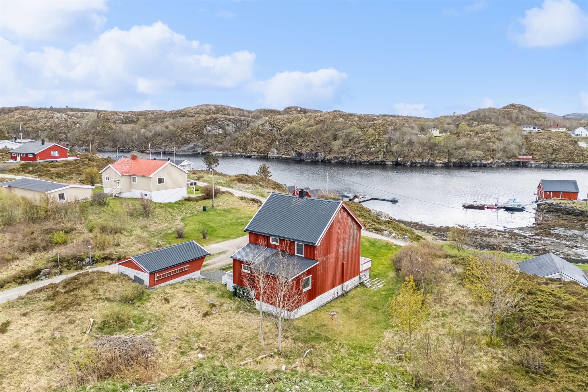 Velkommen til en romslig og flott familiebolig idyllisk beliggende på Ulvøya, omgitt av landlige og fredelige omgivelser, med kort vei til sjøen.