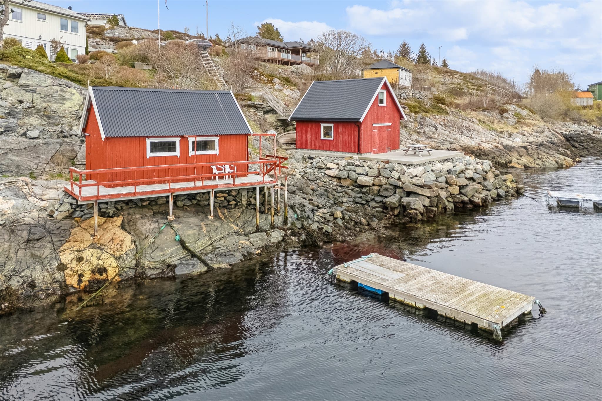 Eget naust med brygge i sundet som ligger i gangavstand til huset
