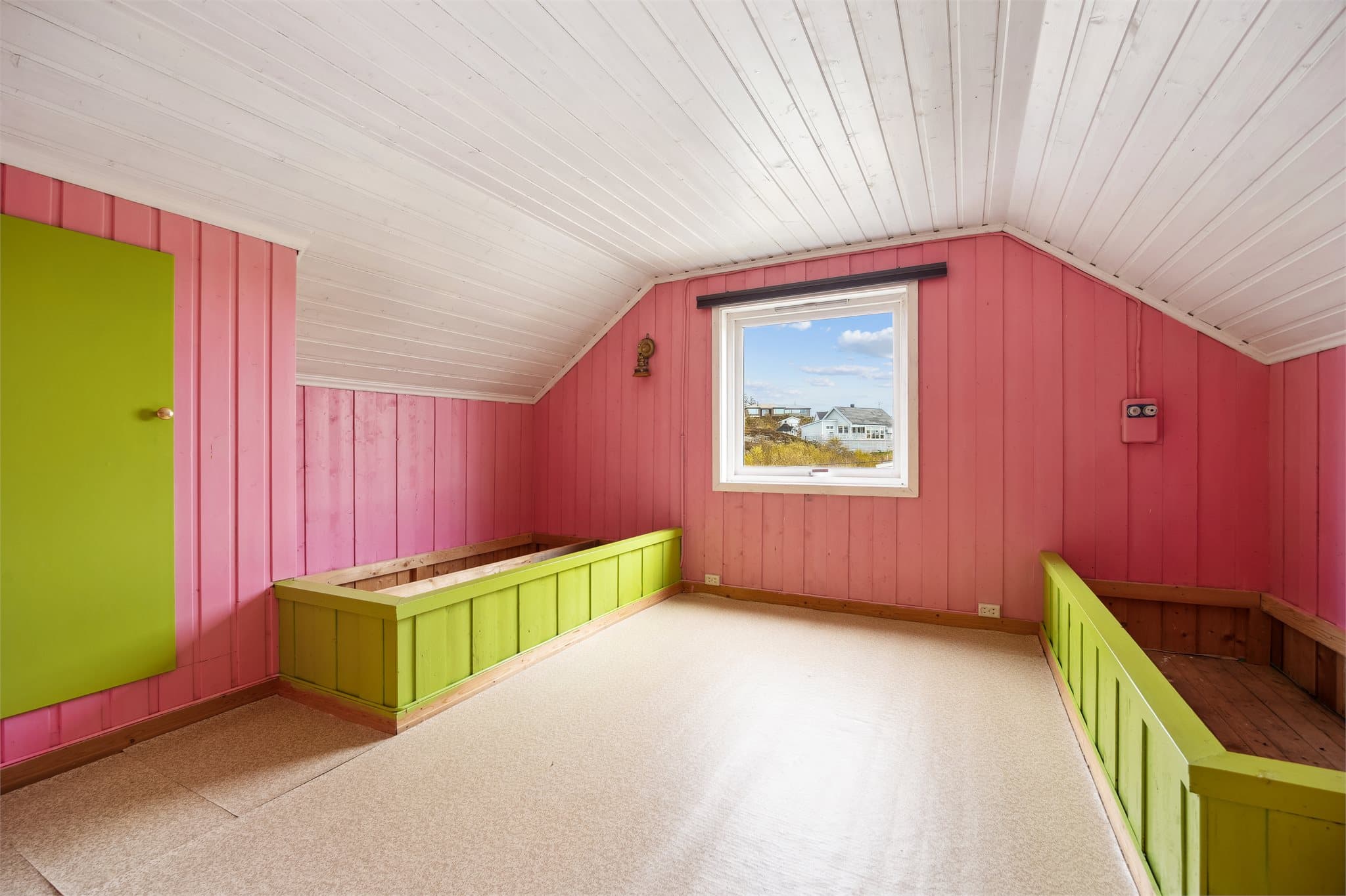 Det er mulighet for etablering av ytterligere soverom eller kontor i øverste etasje.