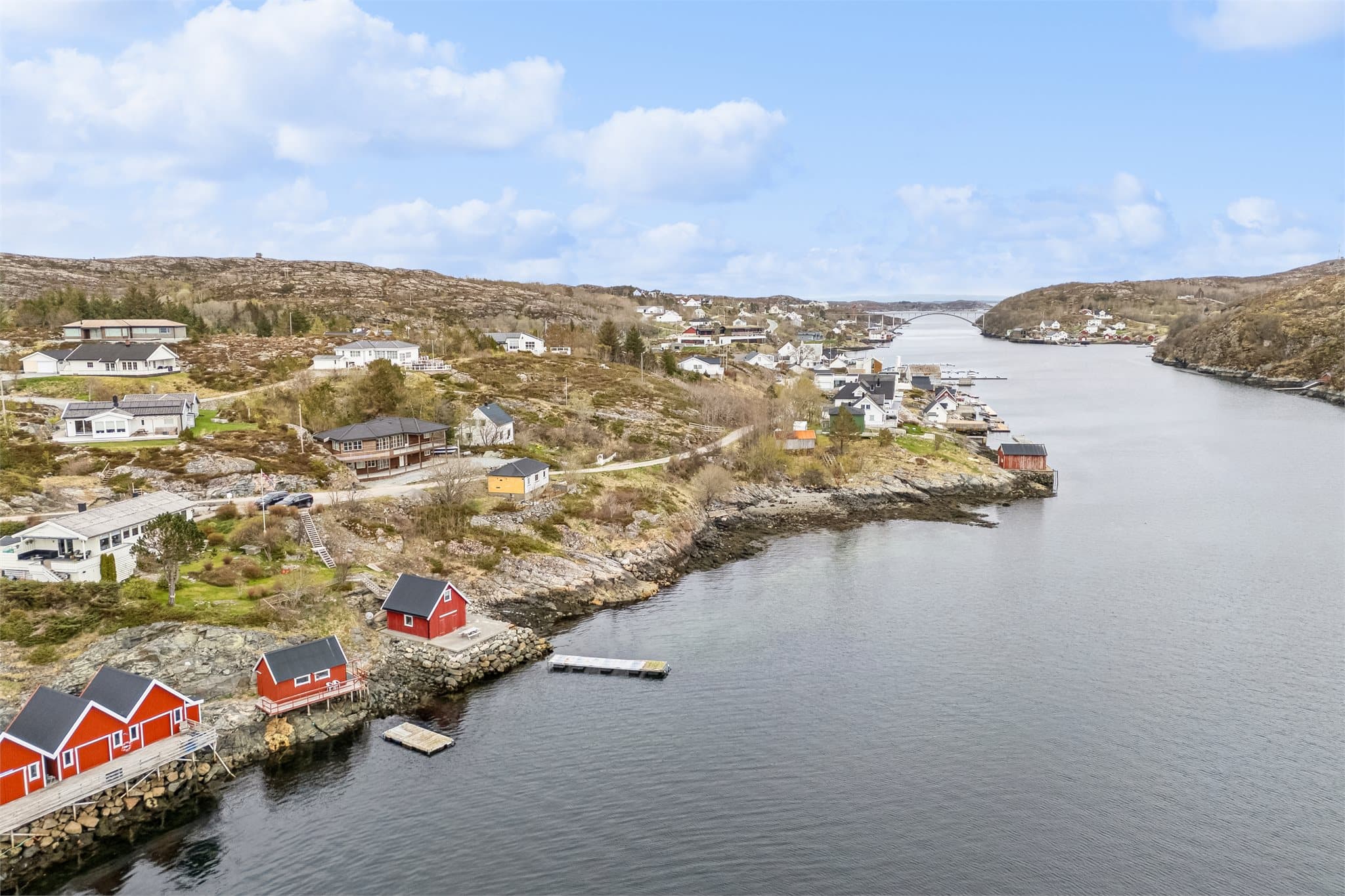 Eiendommen ligger i rolige og idylliske omgivelser med kort vei til sjøen og flotte muligheter for bading, båtliv og fiske.
