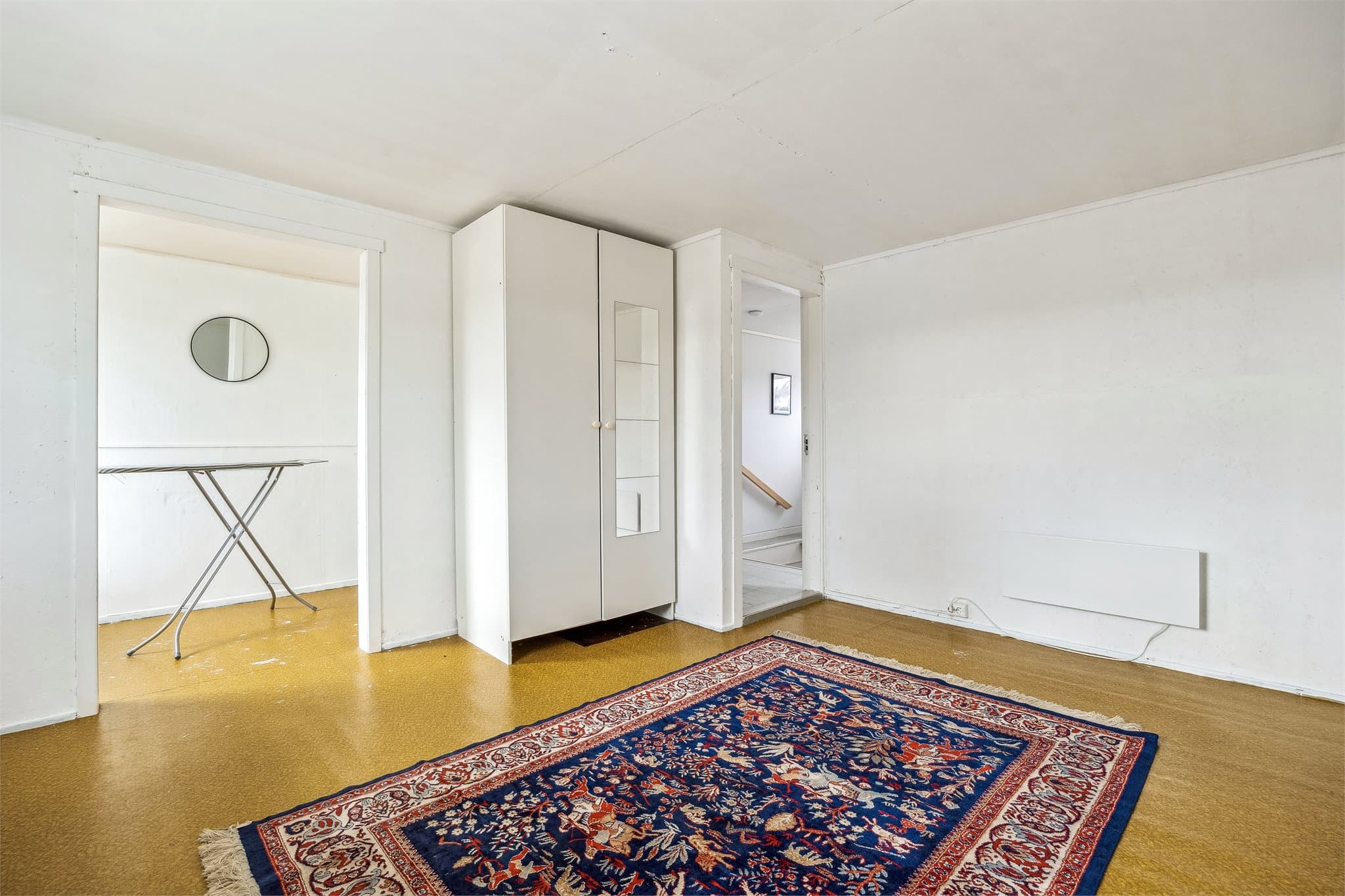 Det ene soverommet har tilknytning til et åpent rom med gode muligheter for kontor eller garderobe.