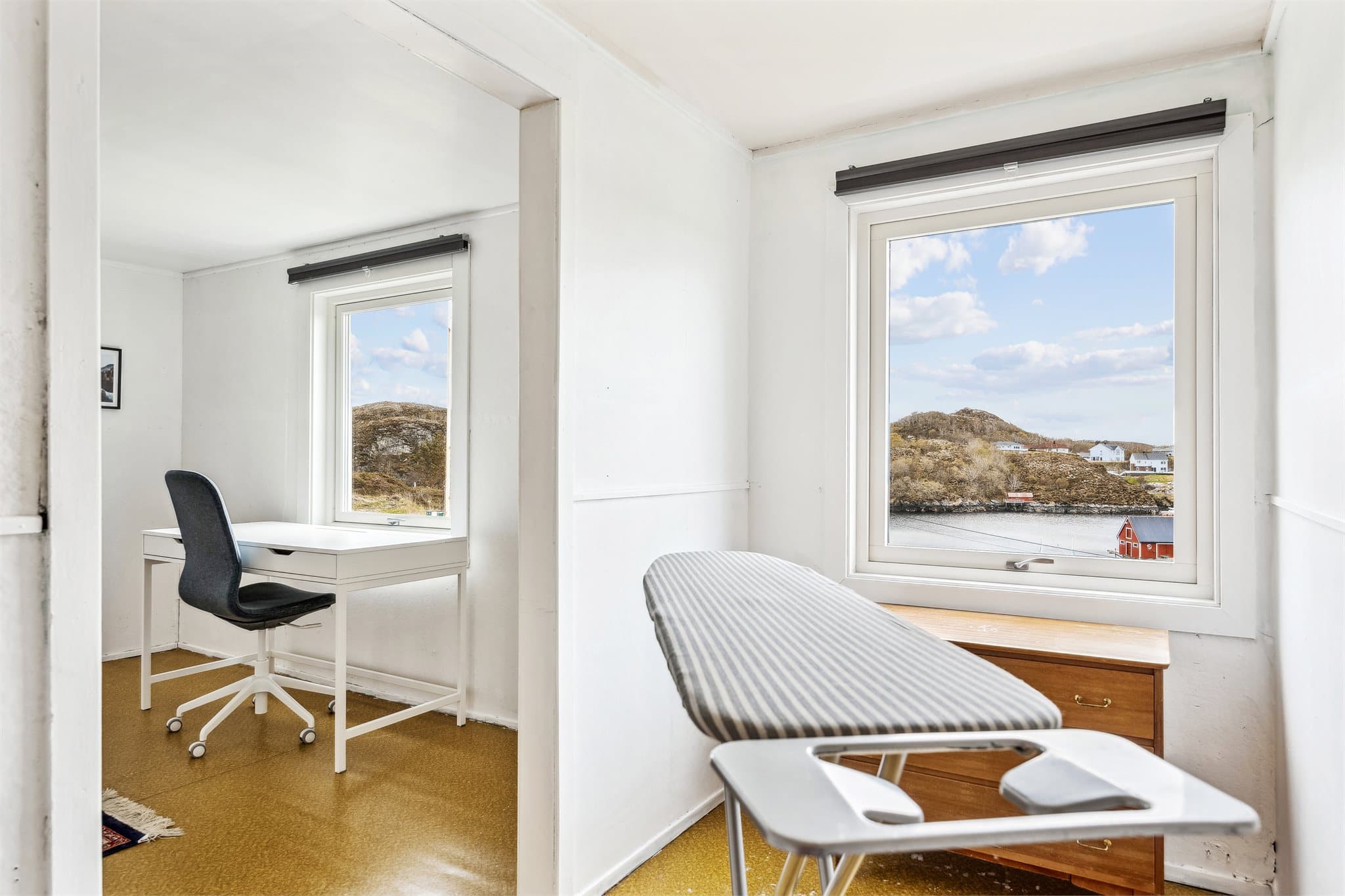 Fra soverommet kan du nyte en flott utsikt over havet.