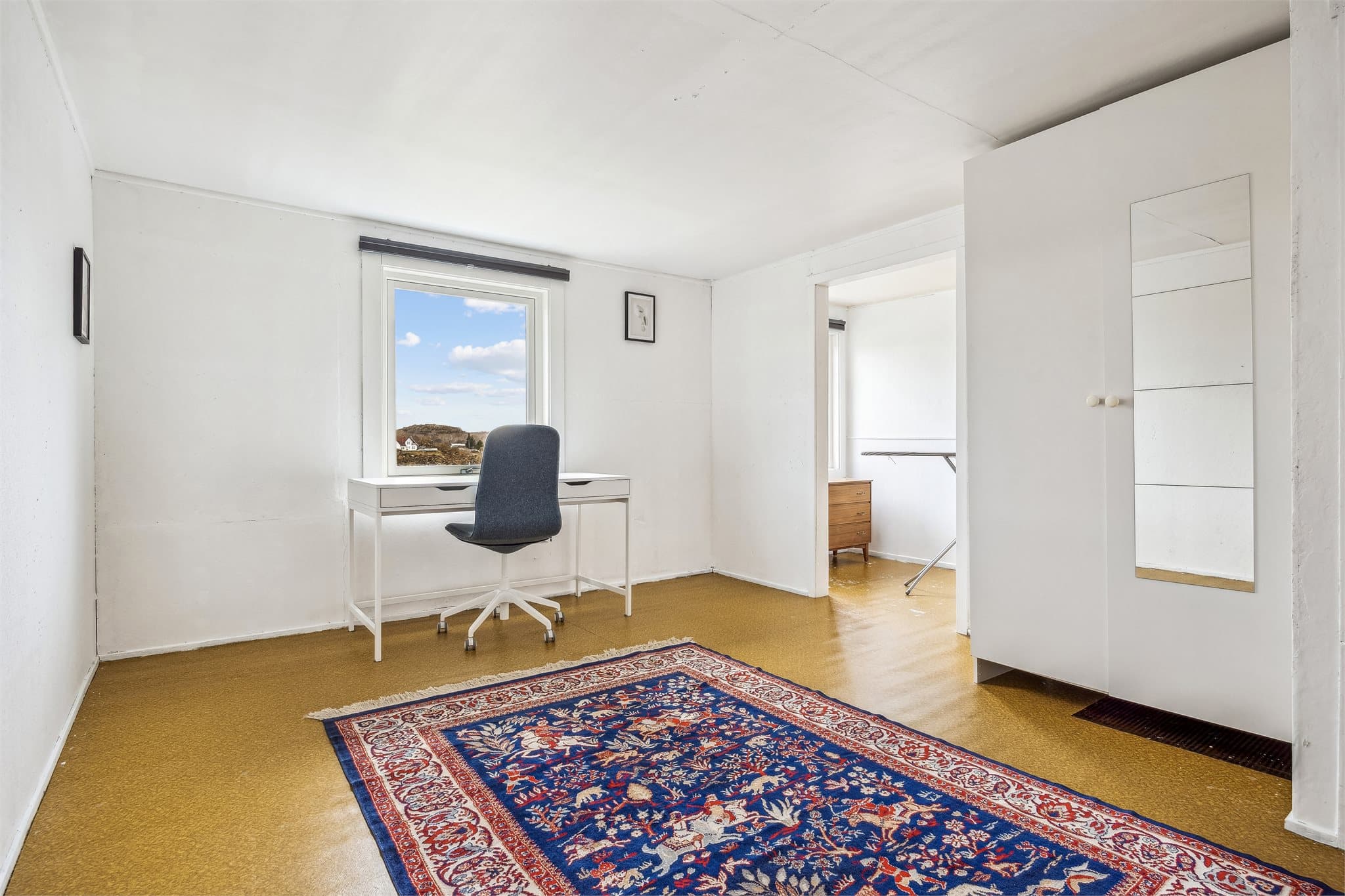 Boligen har en praktisk planløsning med god rominndeling, lyse overflater og store vindusflater som slipper inn rikelig med naturlig lys.
