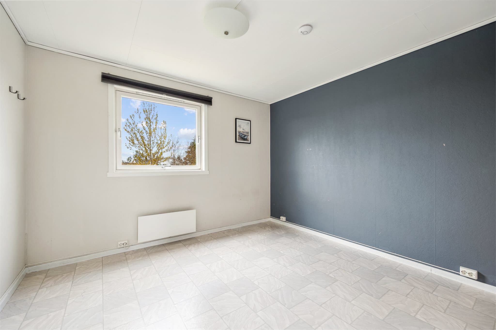 Med totalt fem soverom har boligen god plass til hele familien.