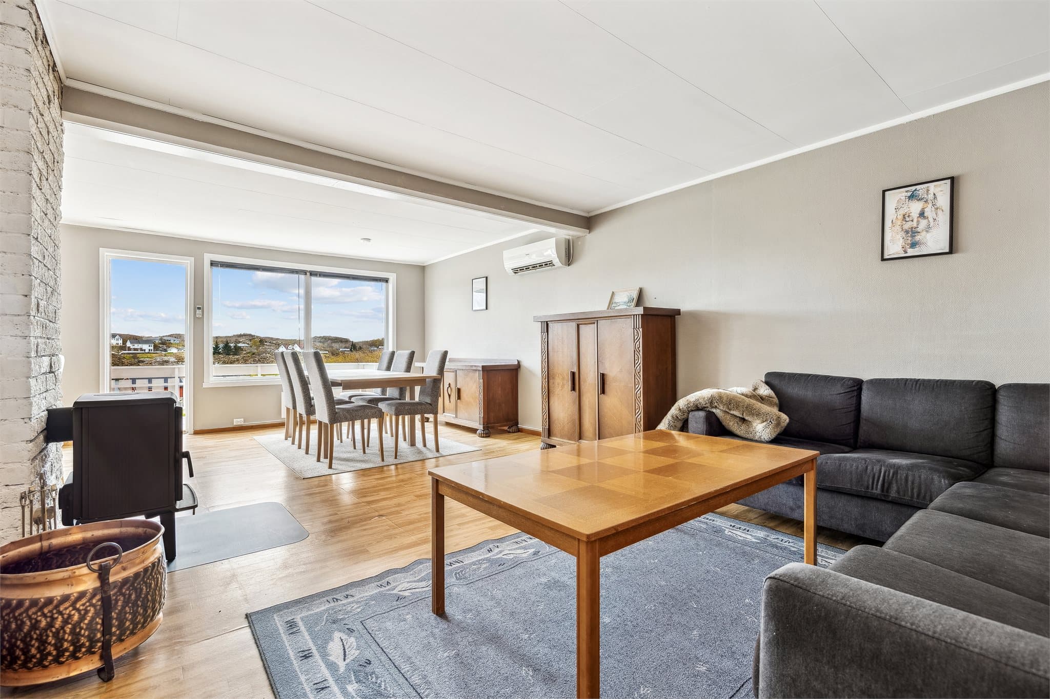Boligen har en romslig stue på 28 kvm med god plass til både sofagruppe og spisestue.