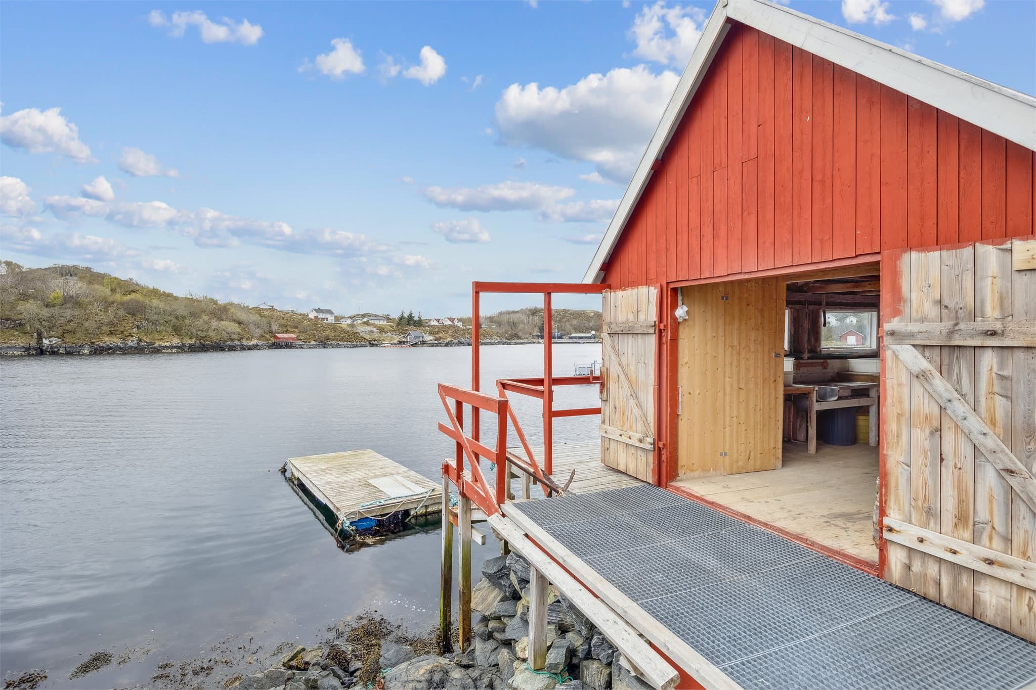 På sommerstid byr området på fantastiske muligheter for båtturer både på Hitra og Frøya.