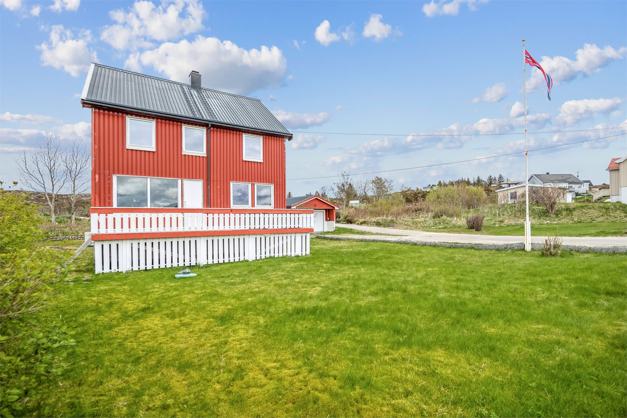 Eiendommen har en stor og flott hage som egner seg ypperlig til lek og rekreasjon.