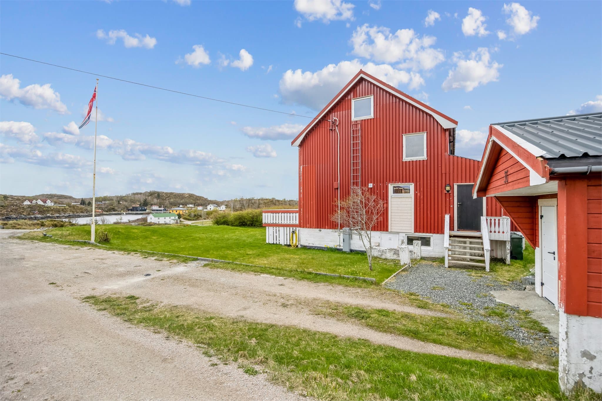 Boligen ligger også en kort tur unna flere lakseslakterier.