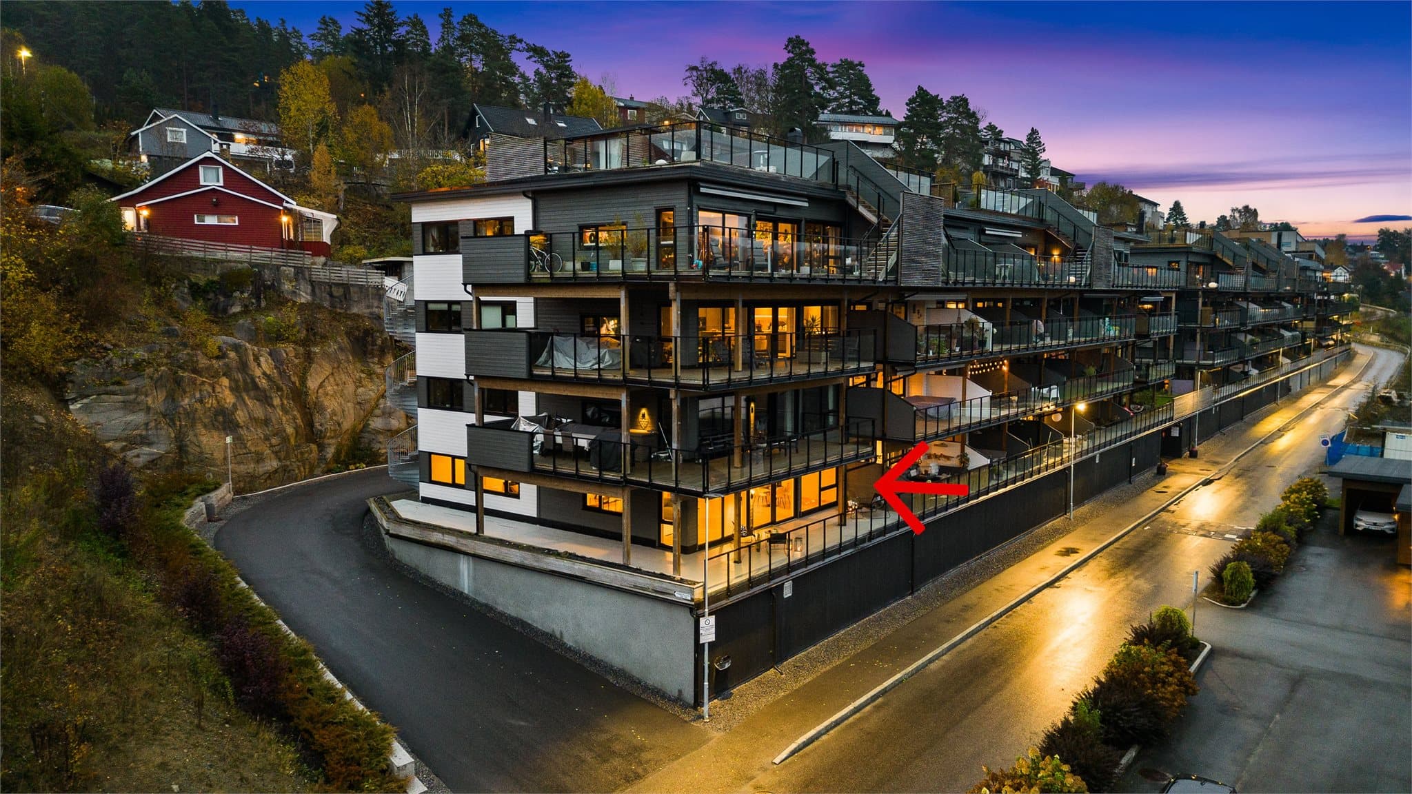 Leiligheten nyter godt av hjørnebeliggenheten. Det er også mulig å ramme inn terrassen med gjerde.