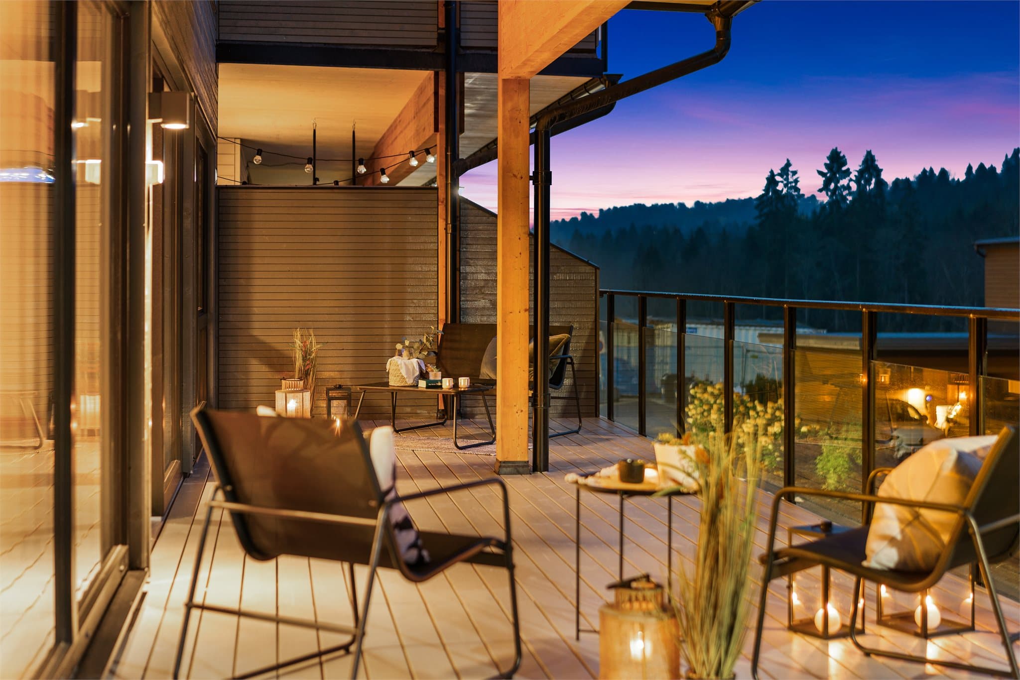 Her ute er det god plass til sittegruppe, samt gass-elektrisk grill.