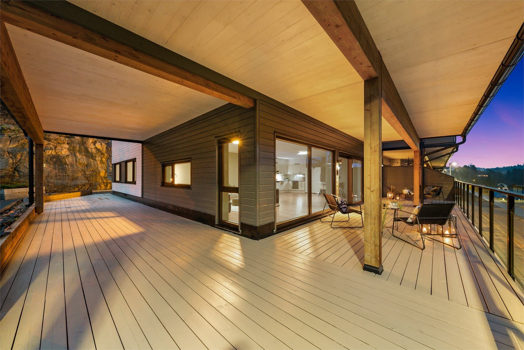 Leiligheten har en sjeldent stor terrasse på hele 76 kvm!