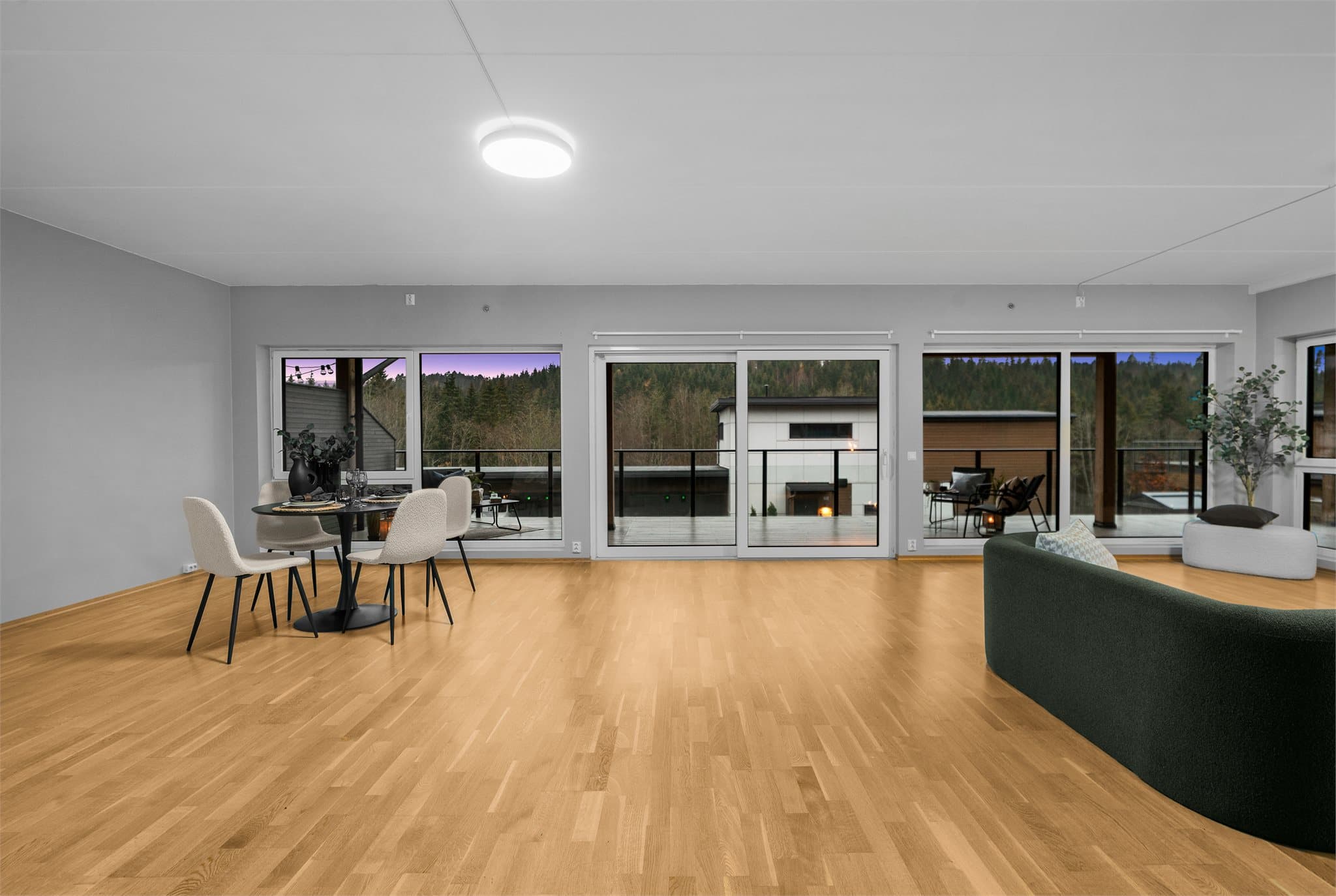 Store vindusflater langs hele rommet gir rikelig med dagslys.