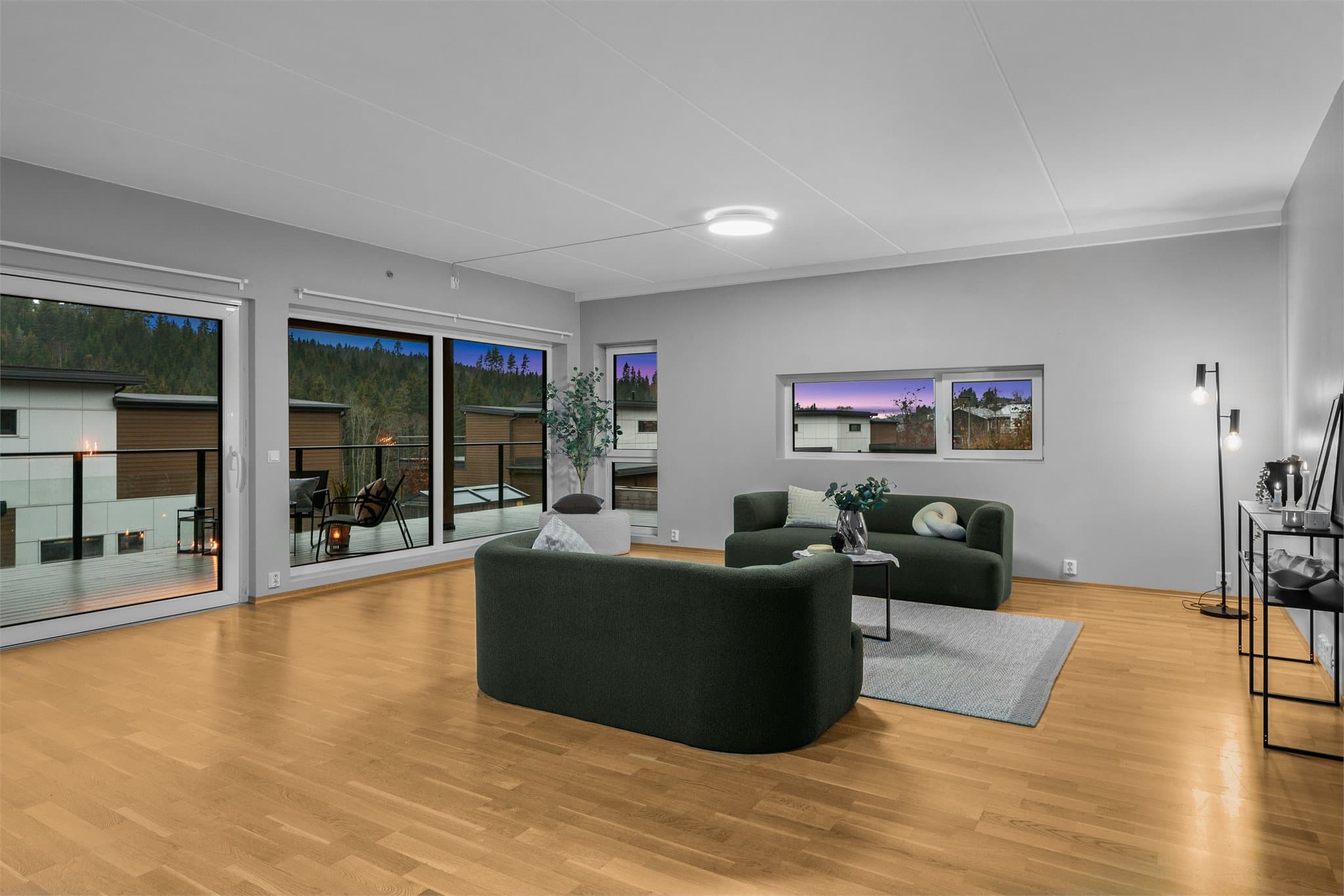 Meget romslig stue med gode møbleringsmuligheter.