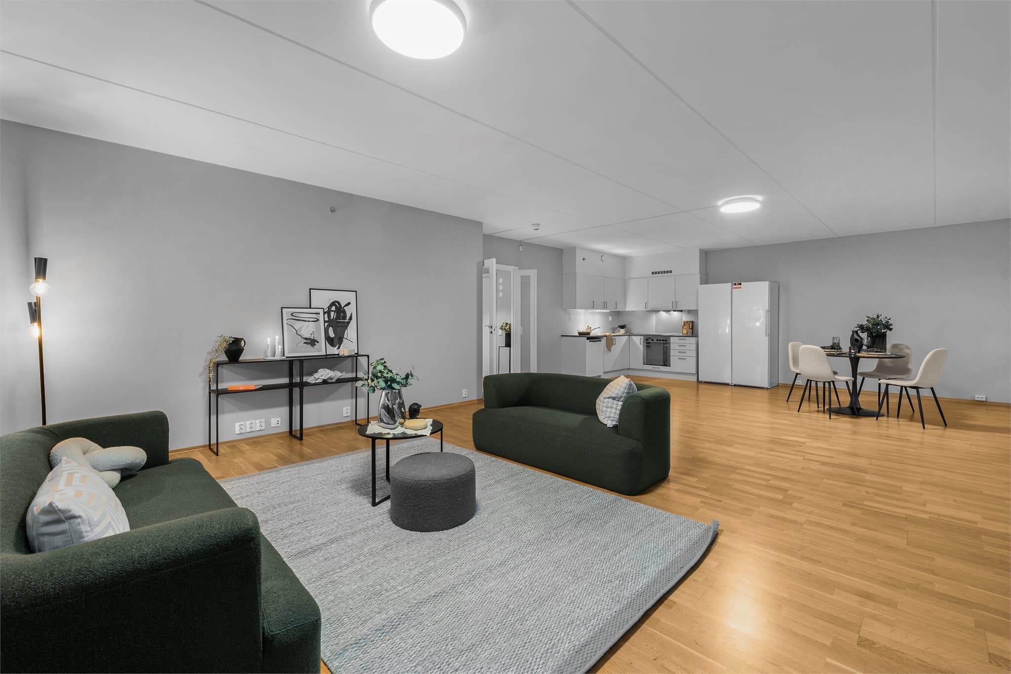 Kjøkkenet er en moderne, sosial sone i åpen løsning mot stuen.