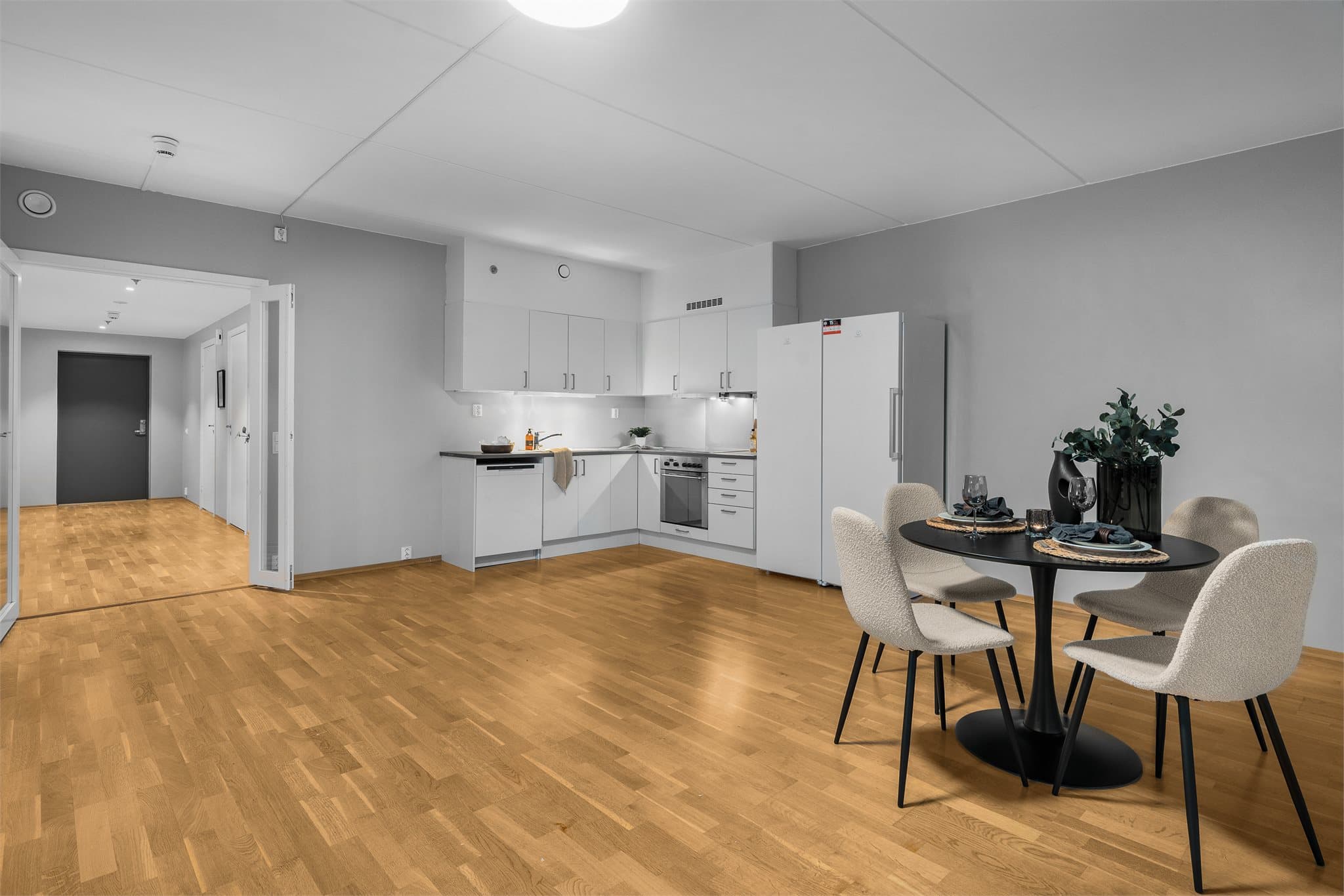 Glatte fronter, nedfelt oppvaskkum og 1-greps blandebatteri. Integrert ovn og platetopp. Frittstående kjøl/frys og oppvaskmaskin.