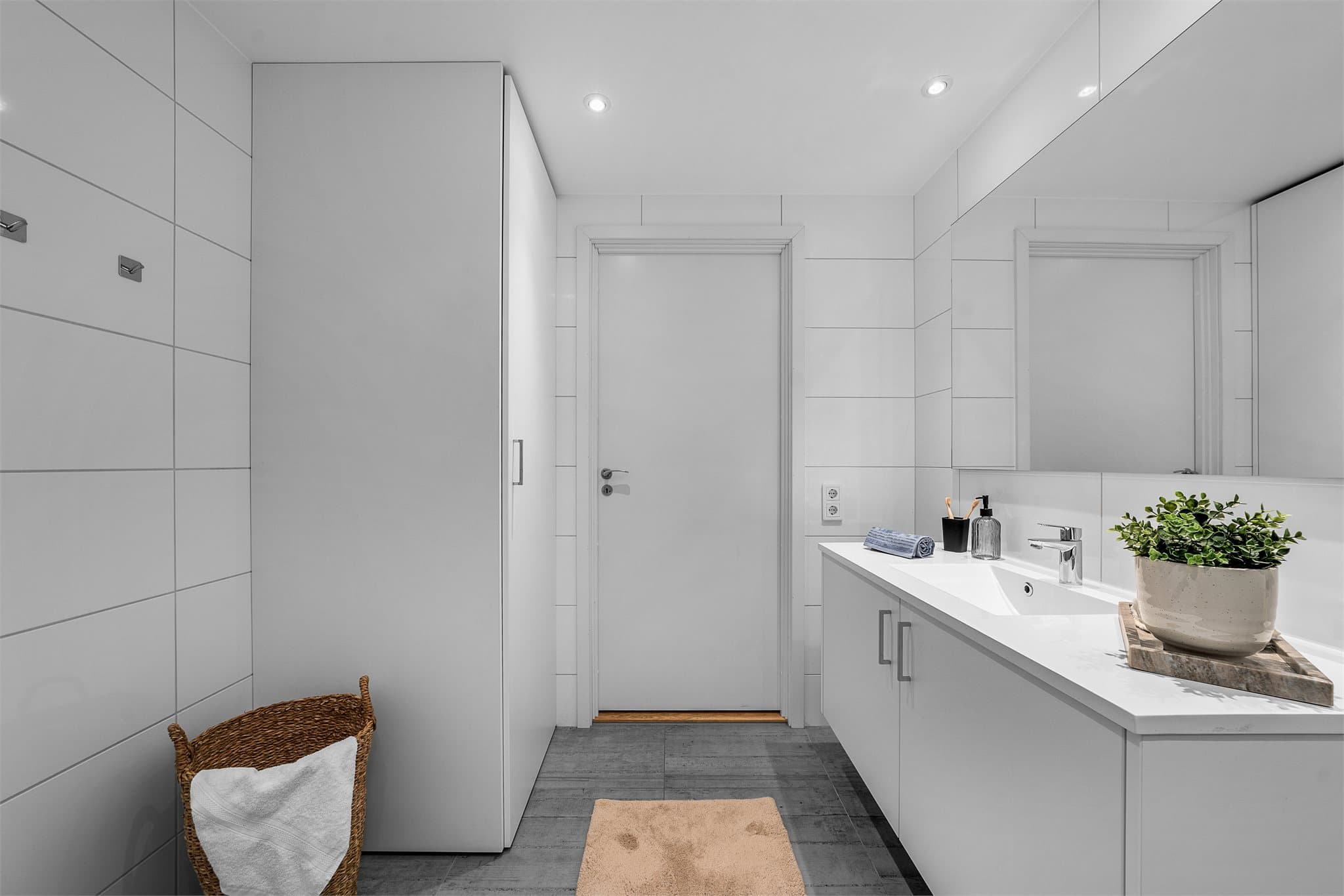 Delikat flislagt bad med gulvvarme. Opplegg for vaskemaskin.