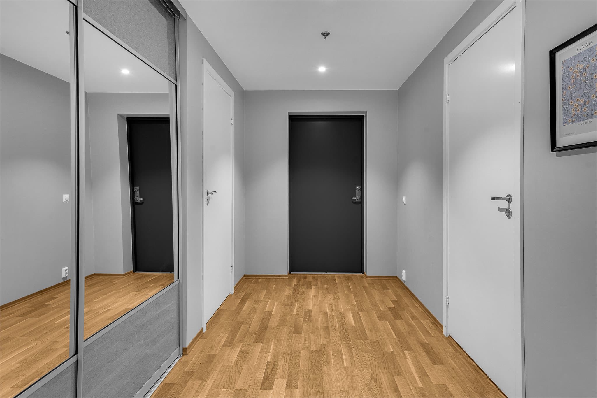 Romslig og innbydende entrè med god plass til oppbevaring.