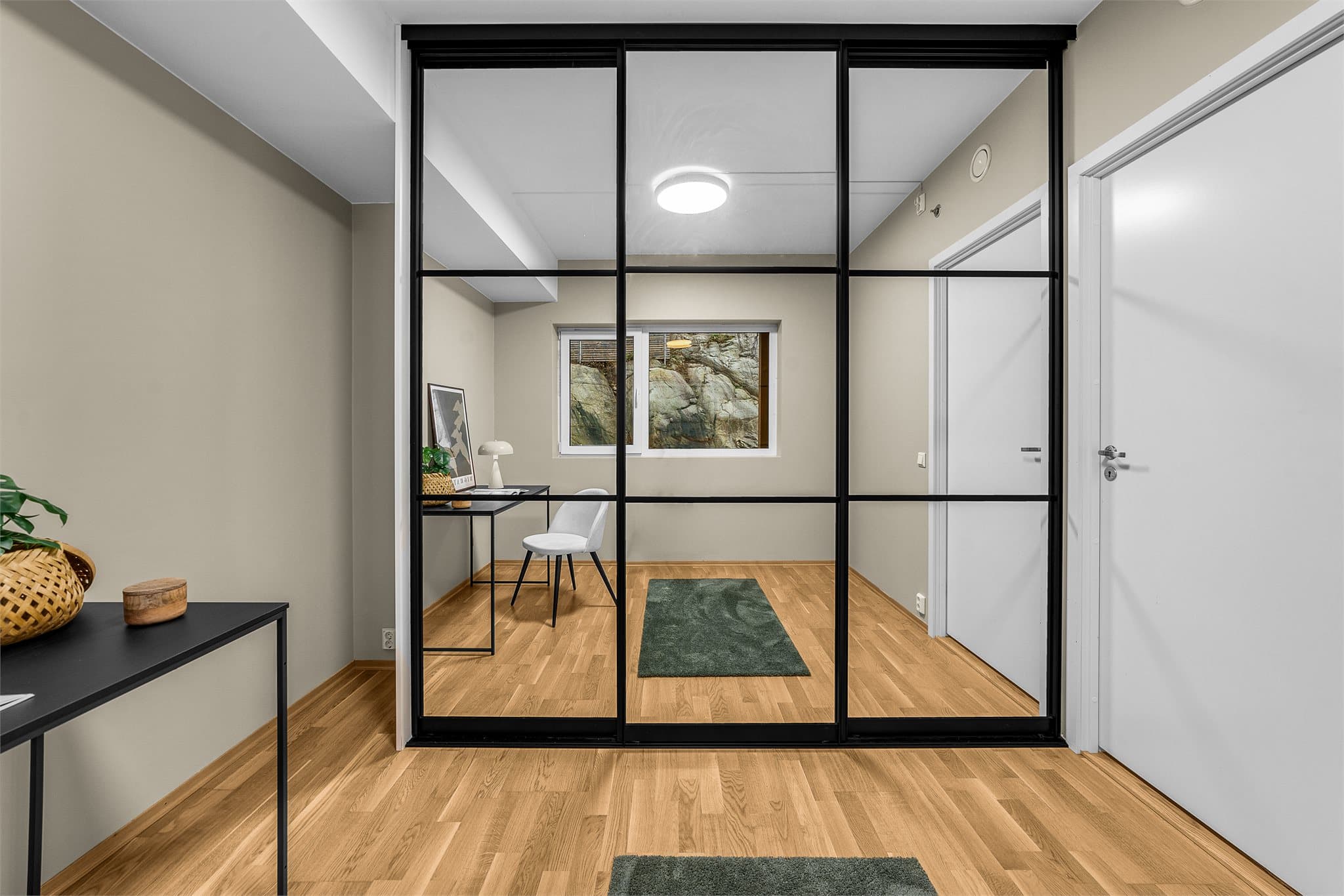 Stort integrert garderobeskap.