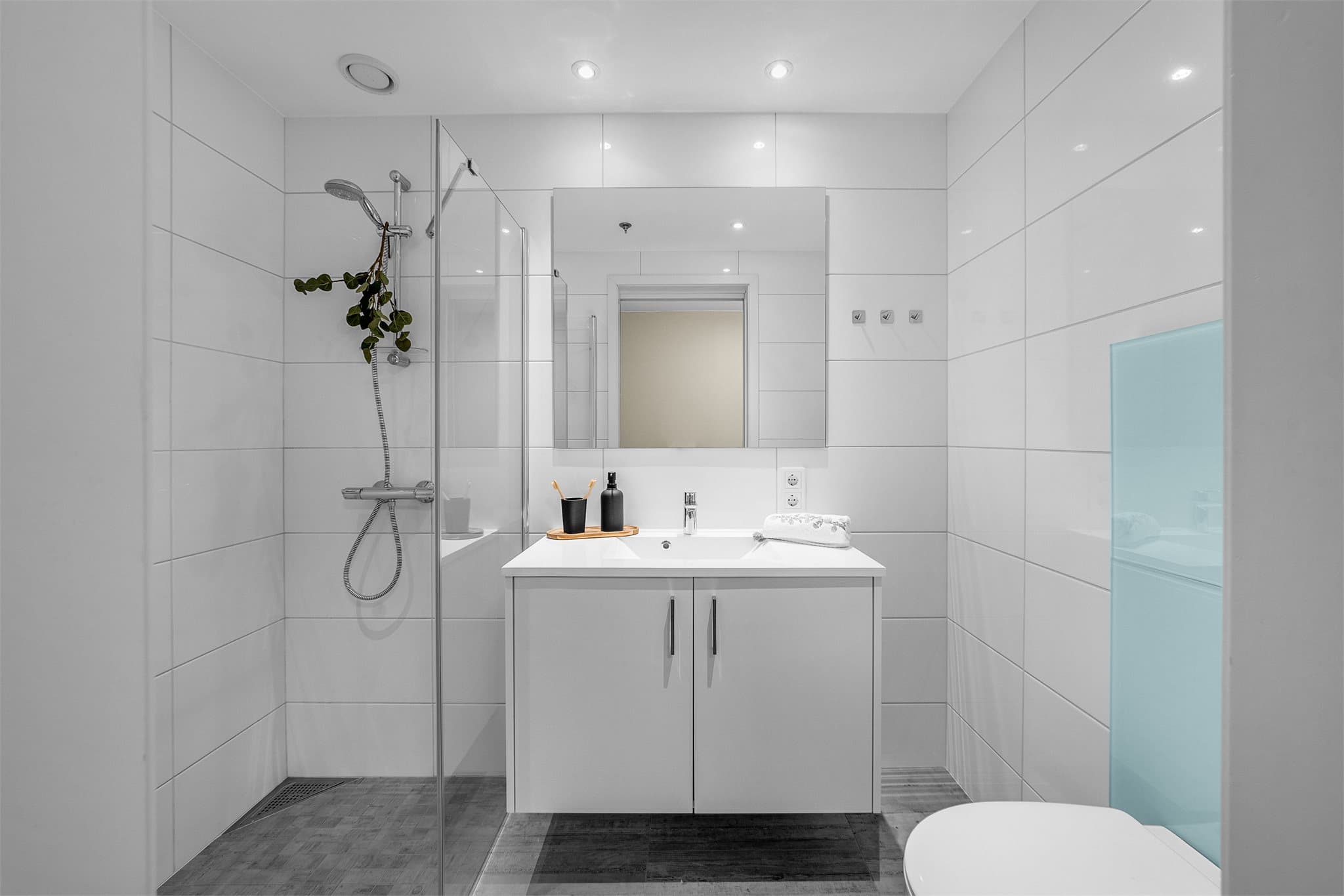 Lekkert flislagt bad med varme i gulv i tilknytning til det største soverommet.