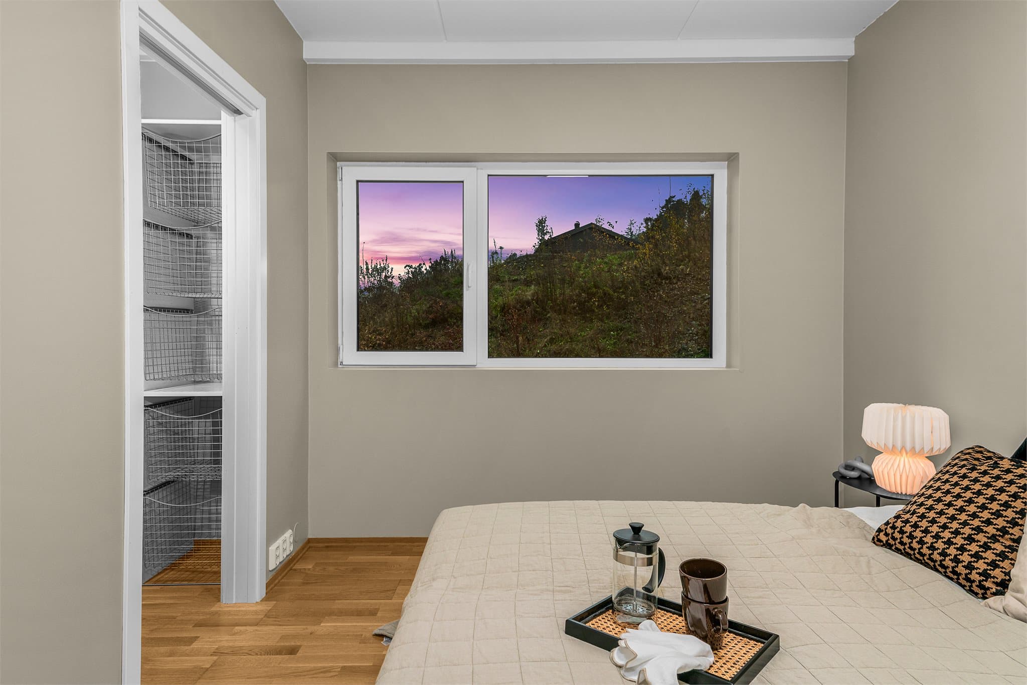 I tillegg har hovedsoverommet et garderoberom.