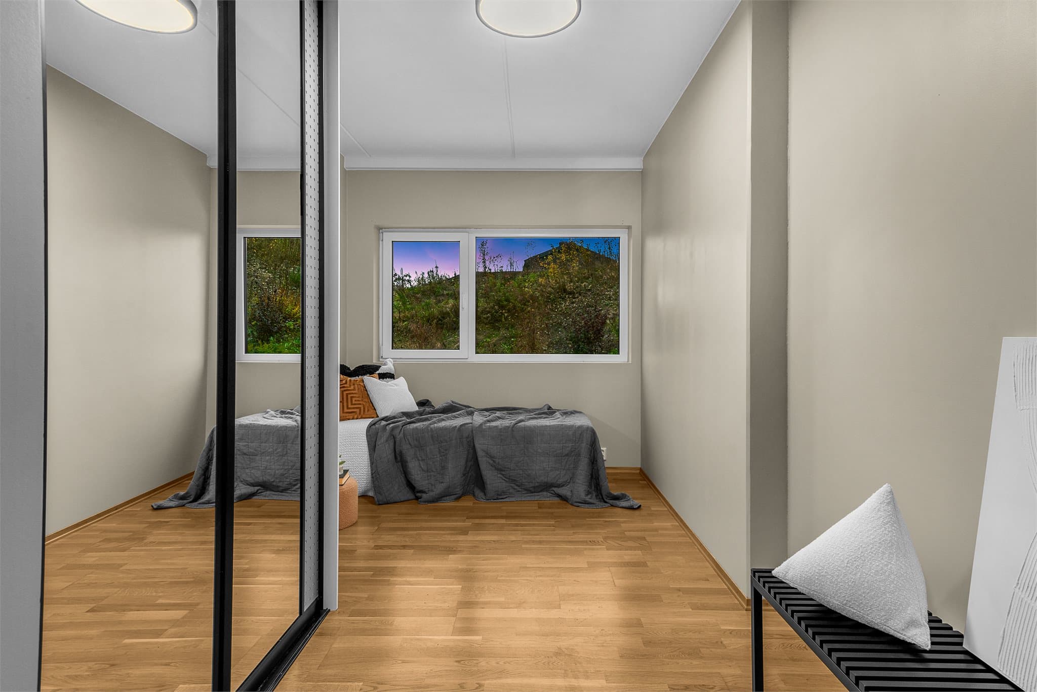 Alle tre soverommene har behagelige fargevalg.