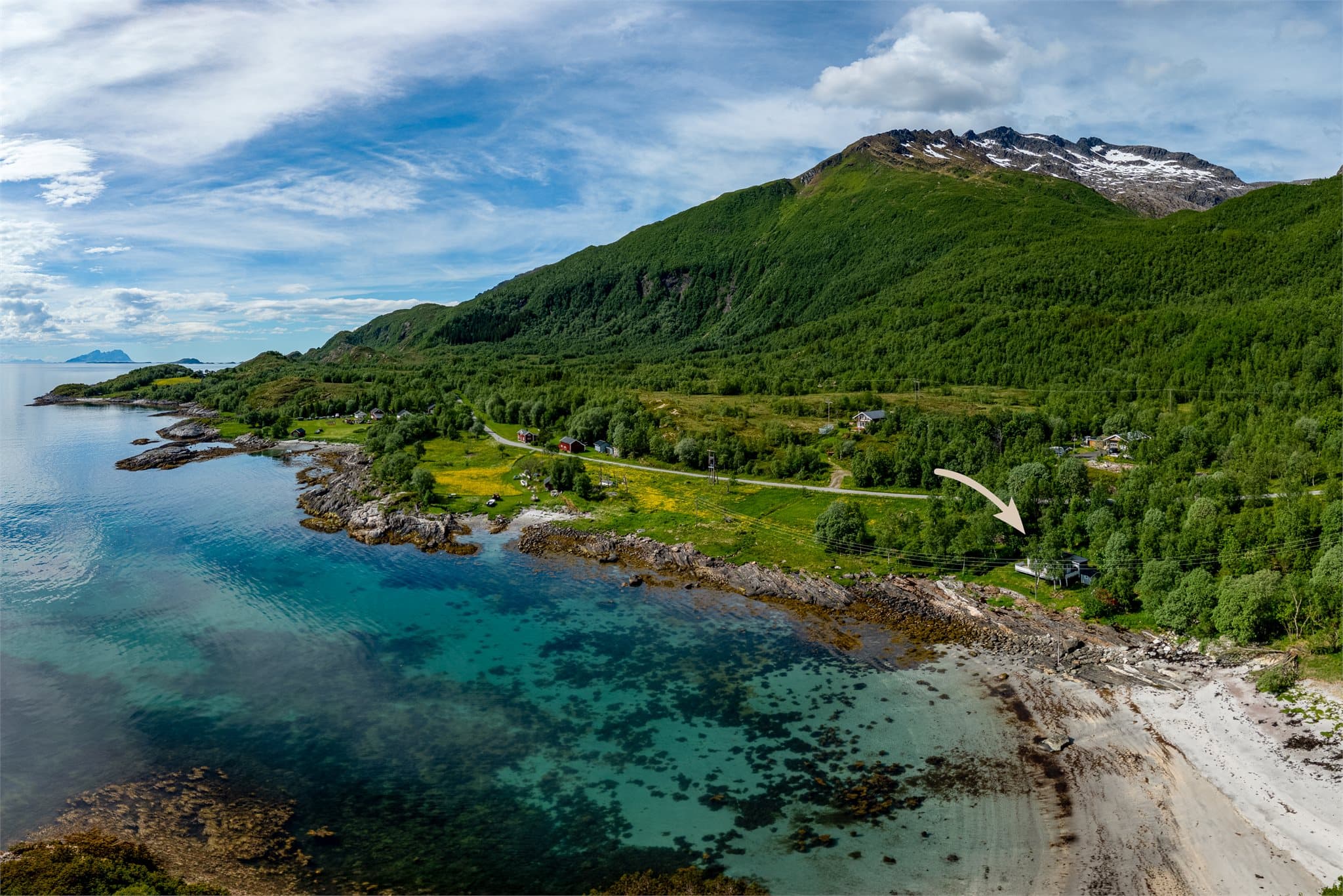 En sjelden mulighet til å eie en fritidseiendom med nærhet til strandlinjen.