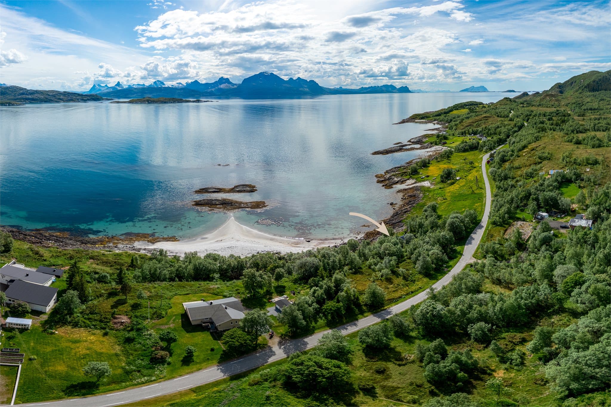 Her har du umiddelbar nærhet til strandlinjen og flotte turmuligheter i nærområdet.
