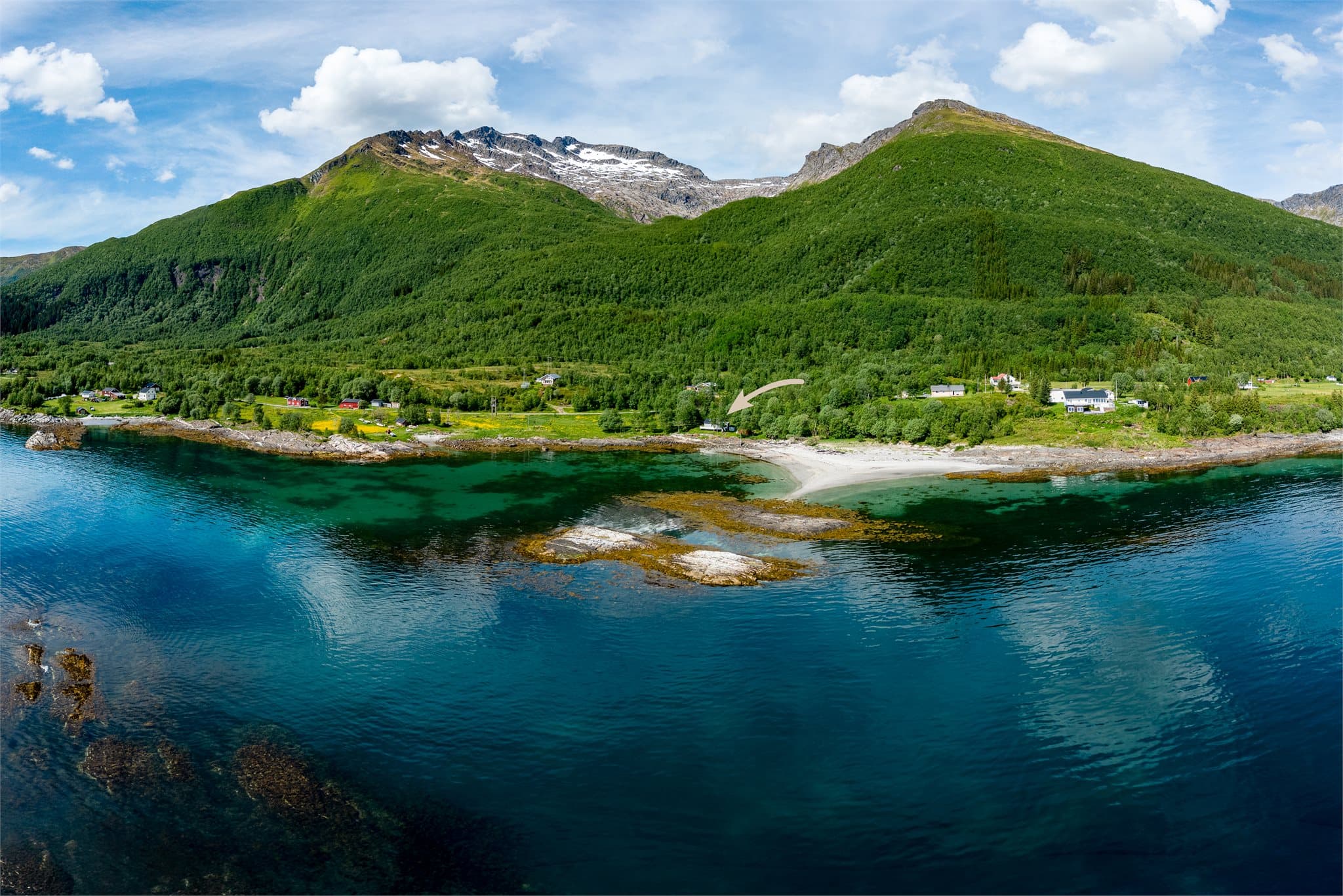 Hytta ligger usjenert til, omkranset av natur.