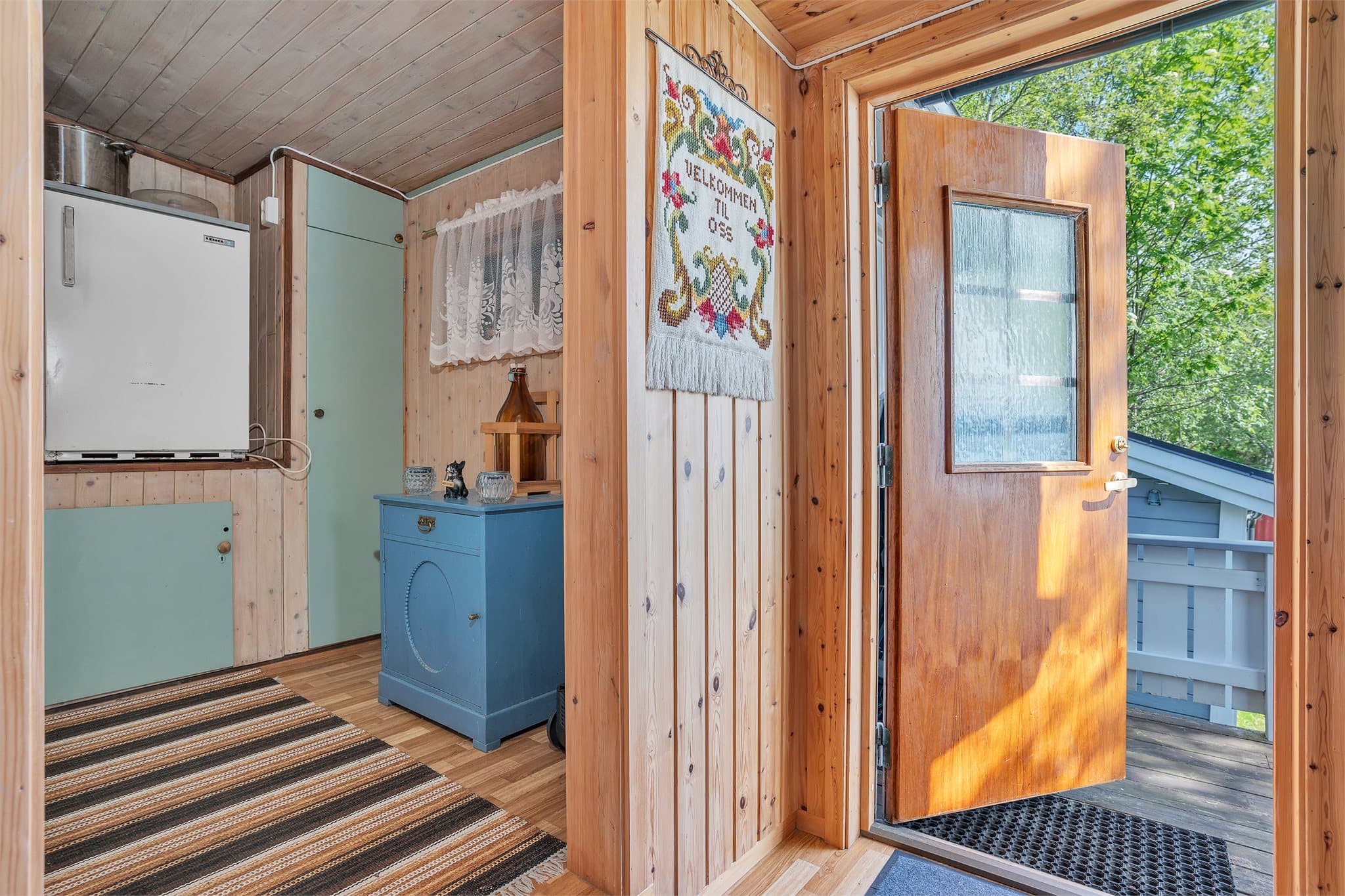 Inngangspartiet ønsker velkommen inn i hytta.