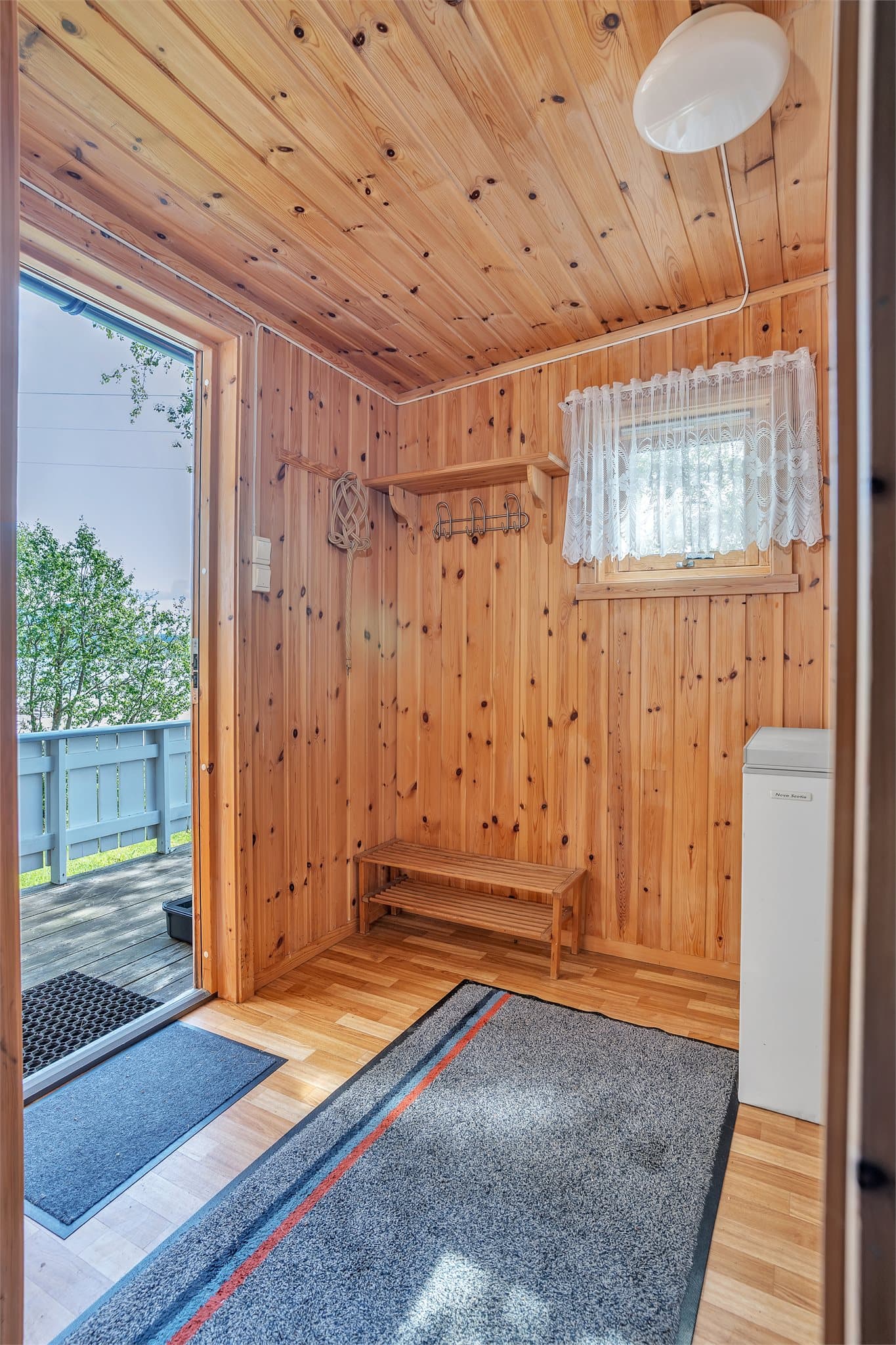 Gangen har panel på vegger og i himling, som er gjennomgående i flere rom.