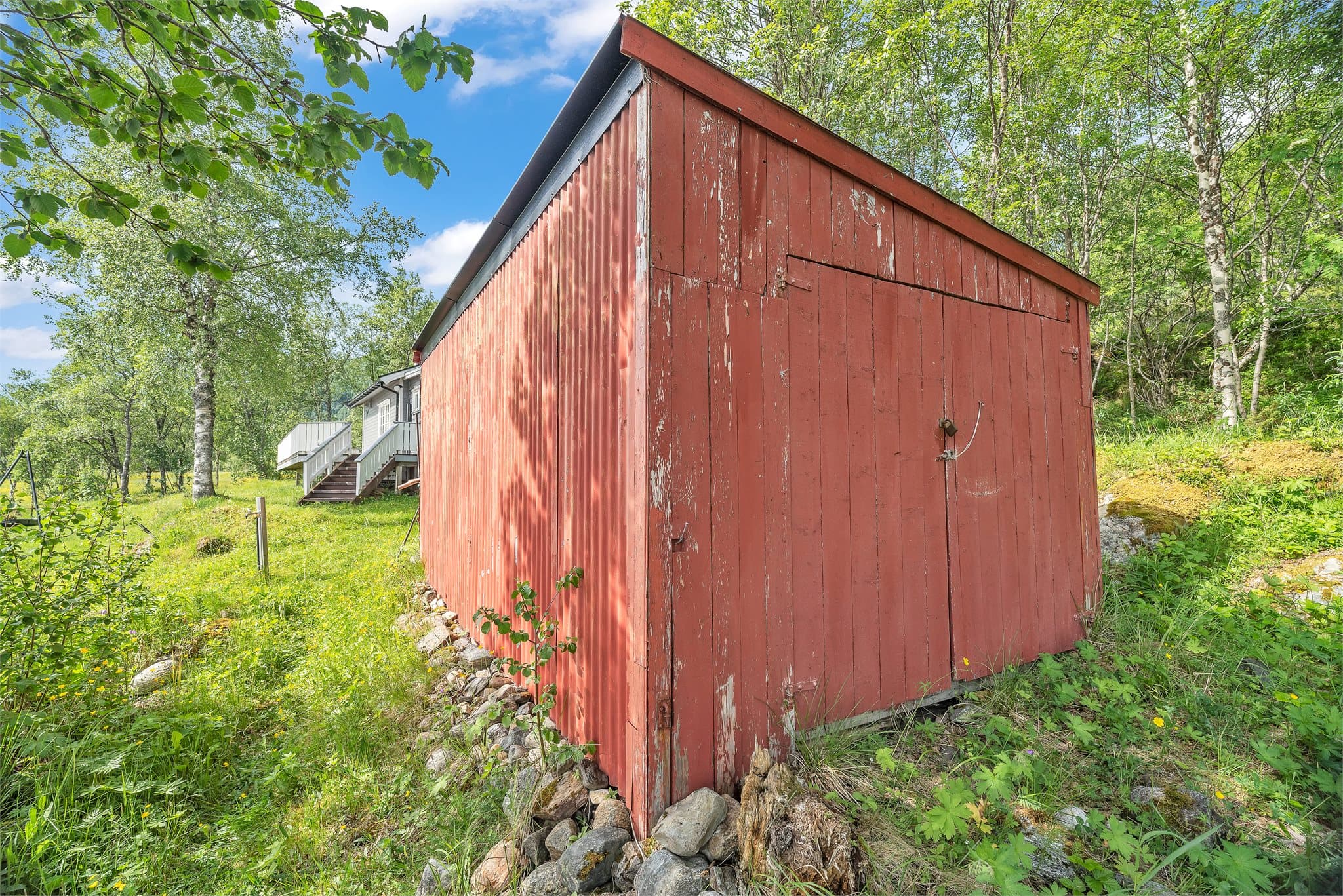 Naust på 14 m² oppført i enkelt reisverk med dobbel port.