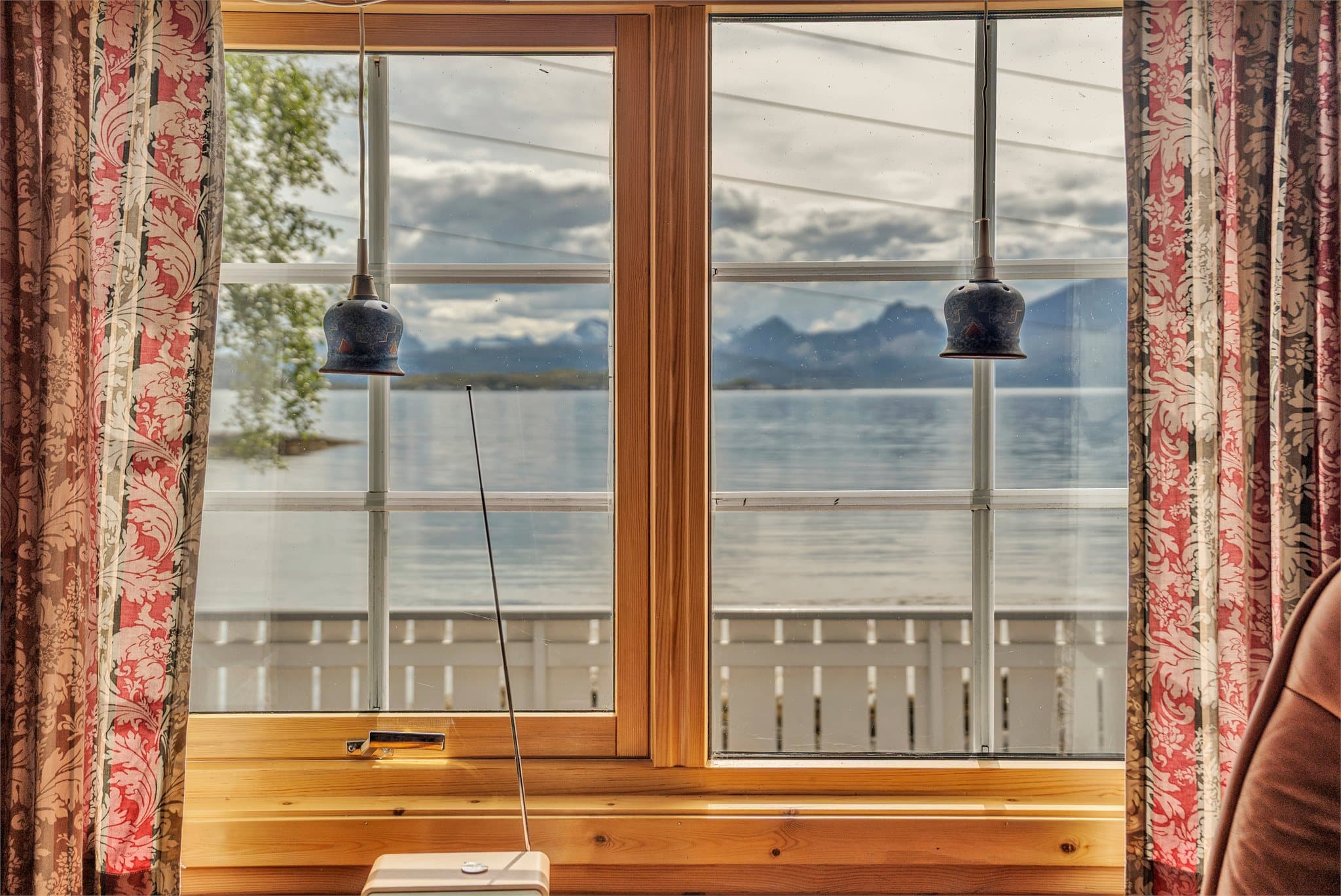 Fra stuen rammes utsikten mot havet og fjellene inn.