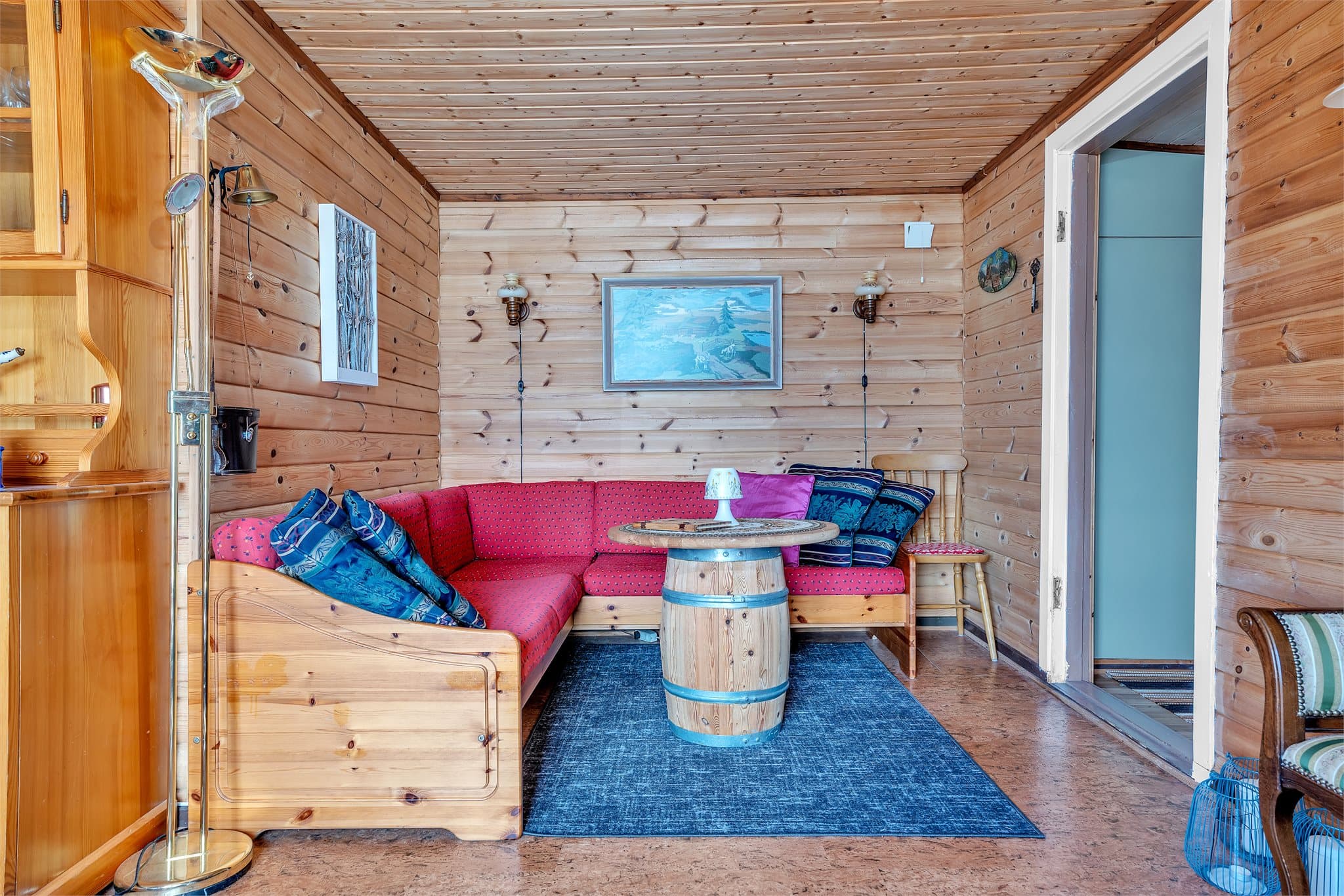 Stuen har plass til en hyggelig sittegruppe.