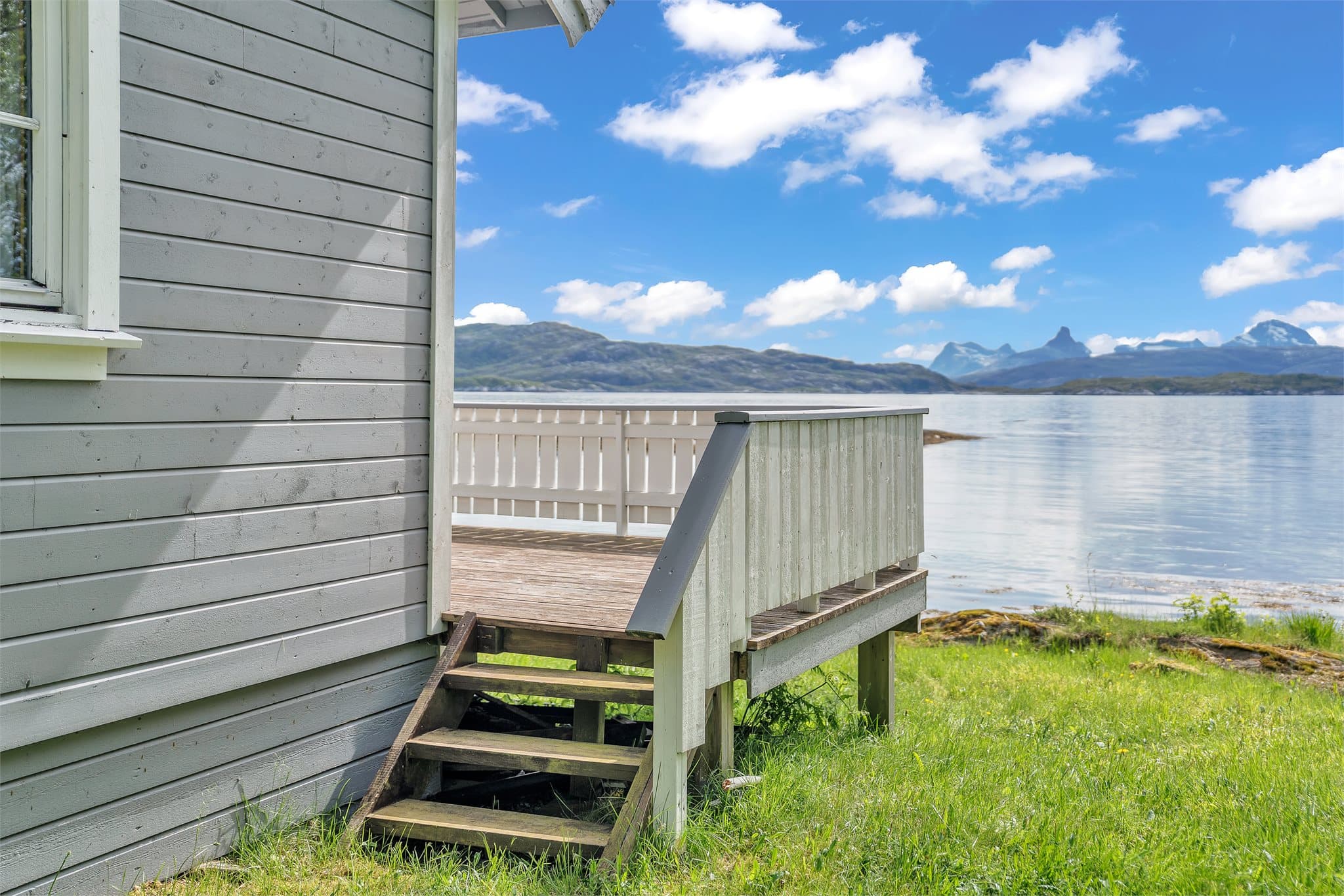 Hytta ligger på en naturtomt kun ca. 20 meter fra sjøen, med utsikt over fjorden, Hjartøya og Kjerringøy.