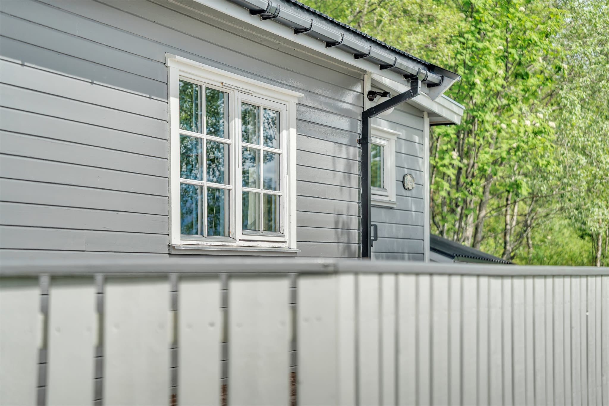 Vinduer i tre med 2-lags isolerglass.