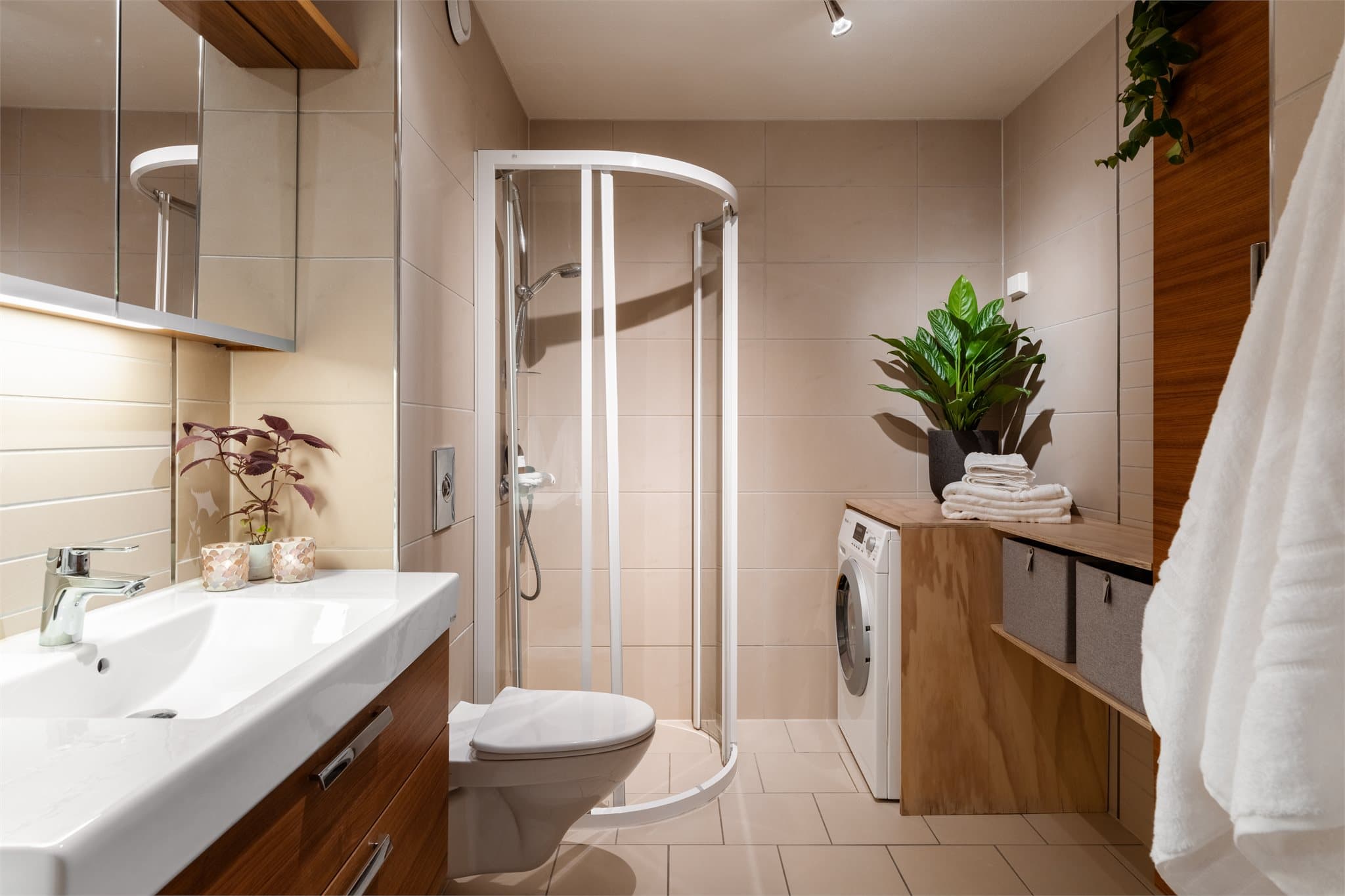 Lekkert flislagt baderom fra 2011 av god størrelse.