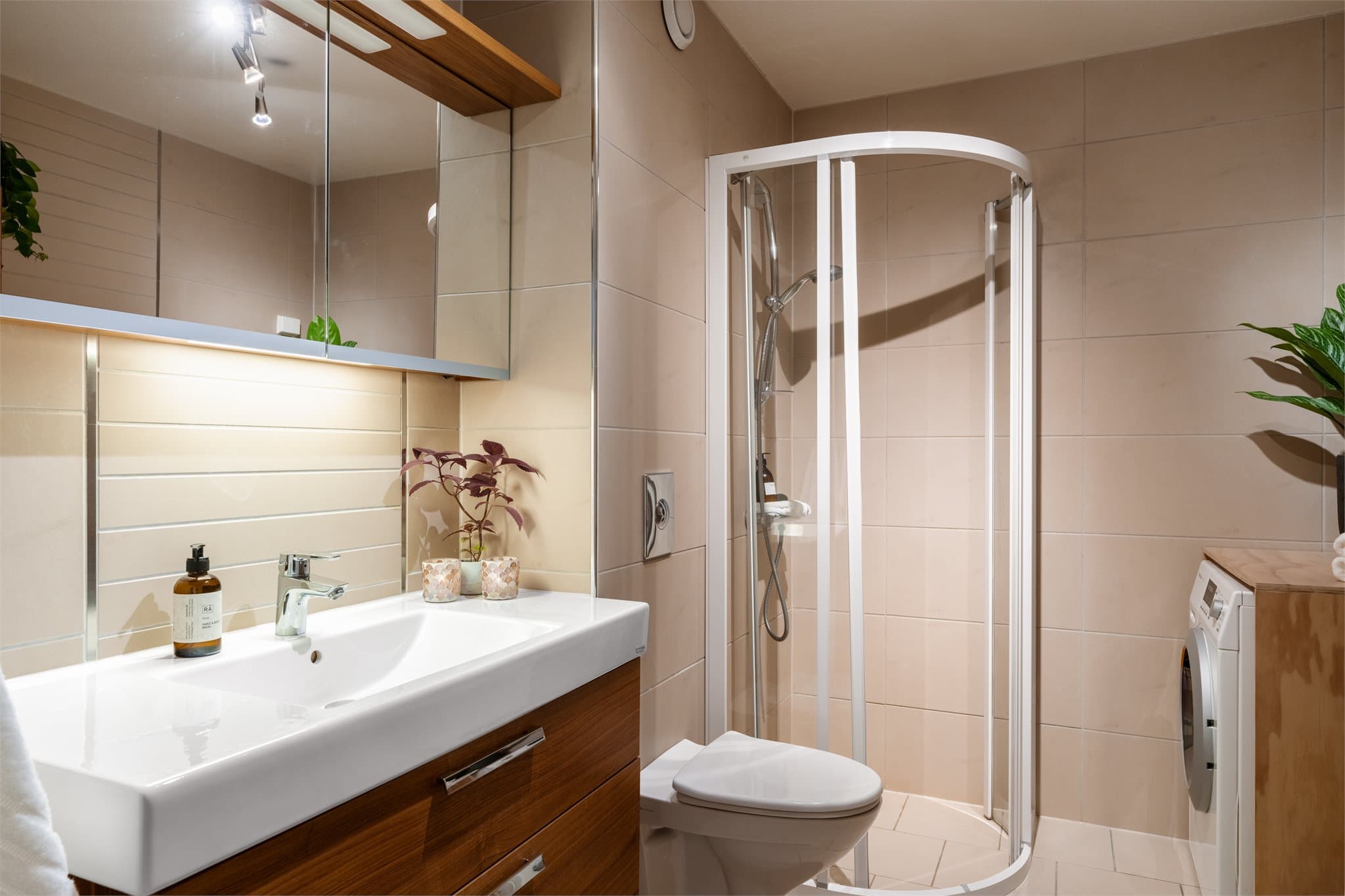 Tidløs innredning på baderommet.