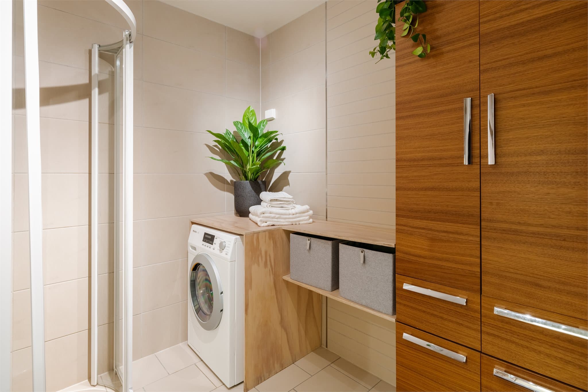 Baderommet har opplegg for vaskemaskin og tørketrommel, og har godt med lagringsplass.